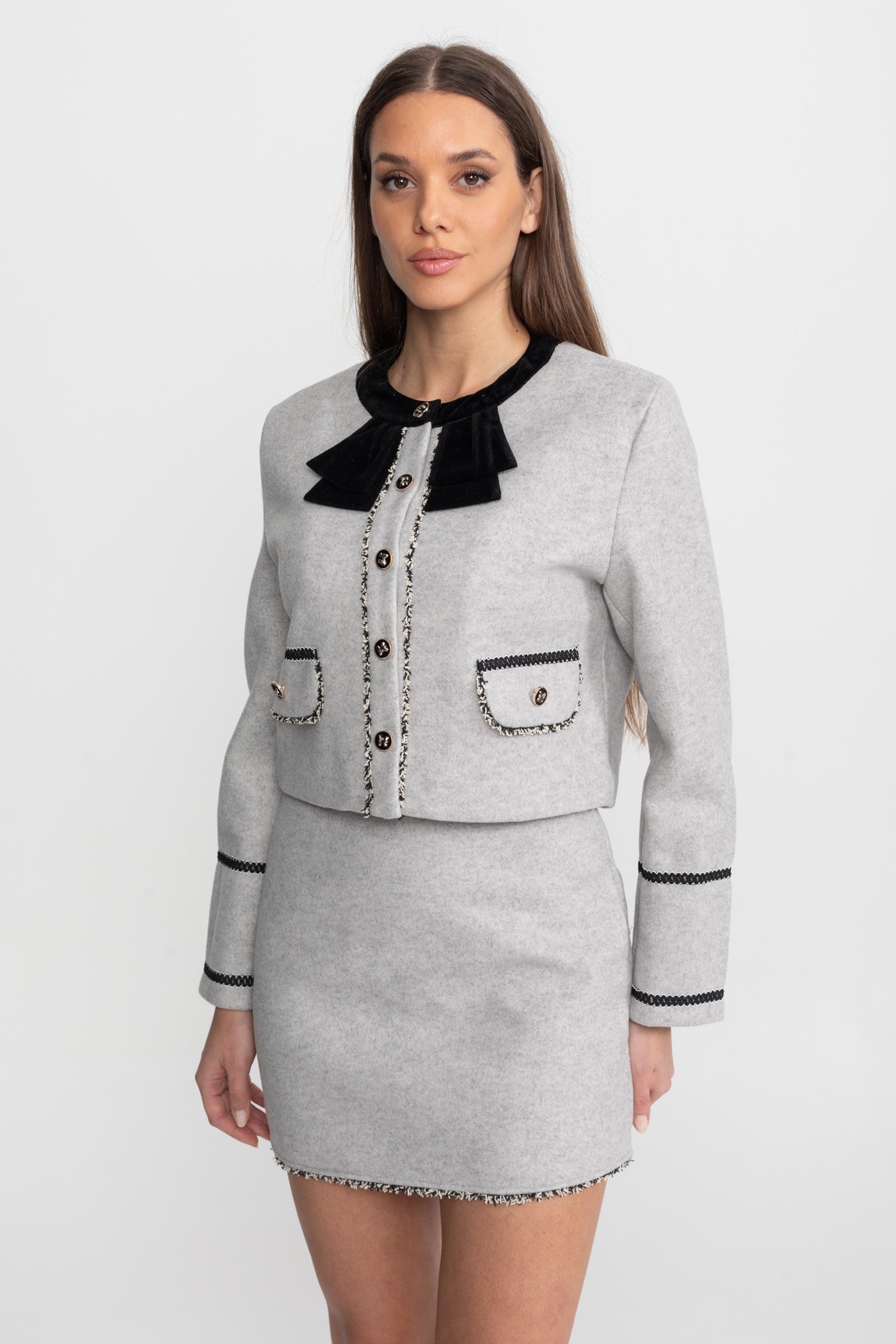 Ensemble coordonné avec détail de col nœud en velours – Gris