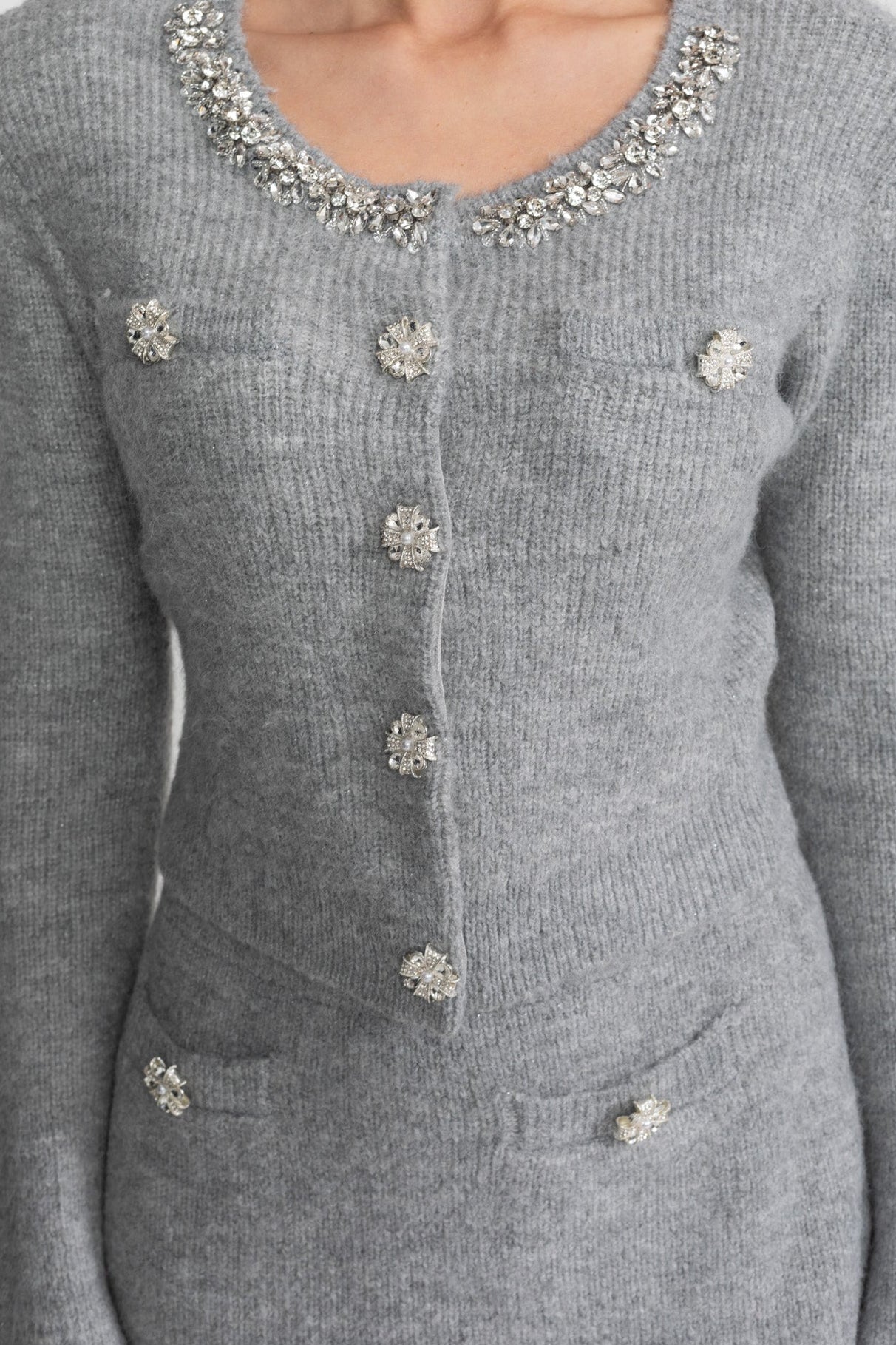 Ensemble Coordonné en Maille Orné de Boutons en Cristal – Gris
