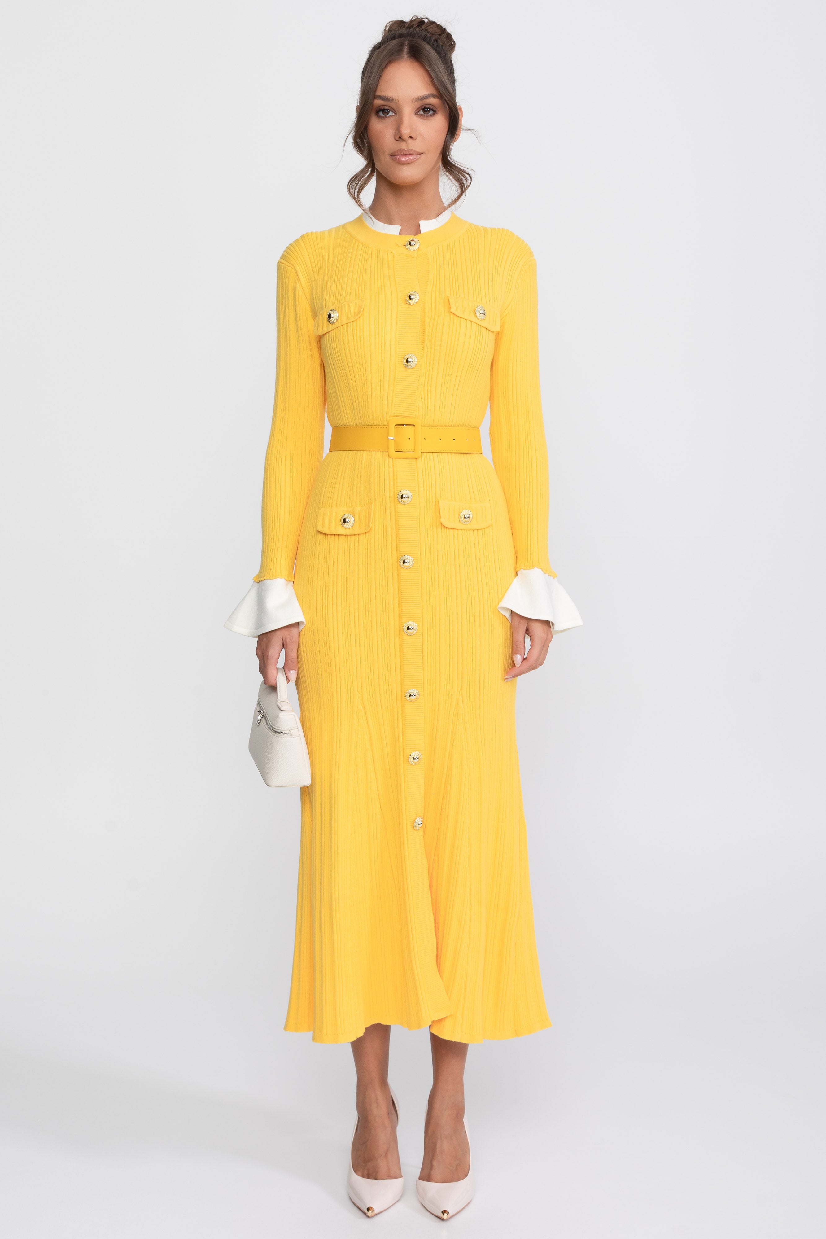 Robe midi en maille côtelée avec ceinture, poignets et col blancs - jaune
