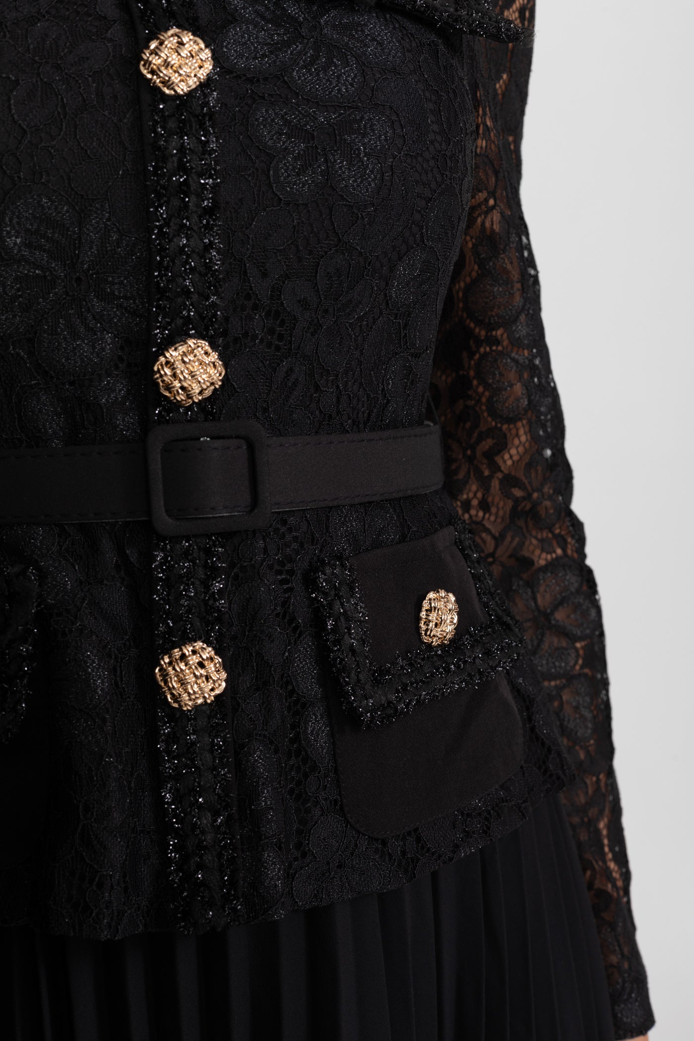 Robe midi en dentelle et plissée avec boutons dorés - Noir