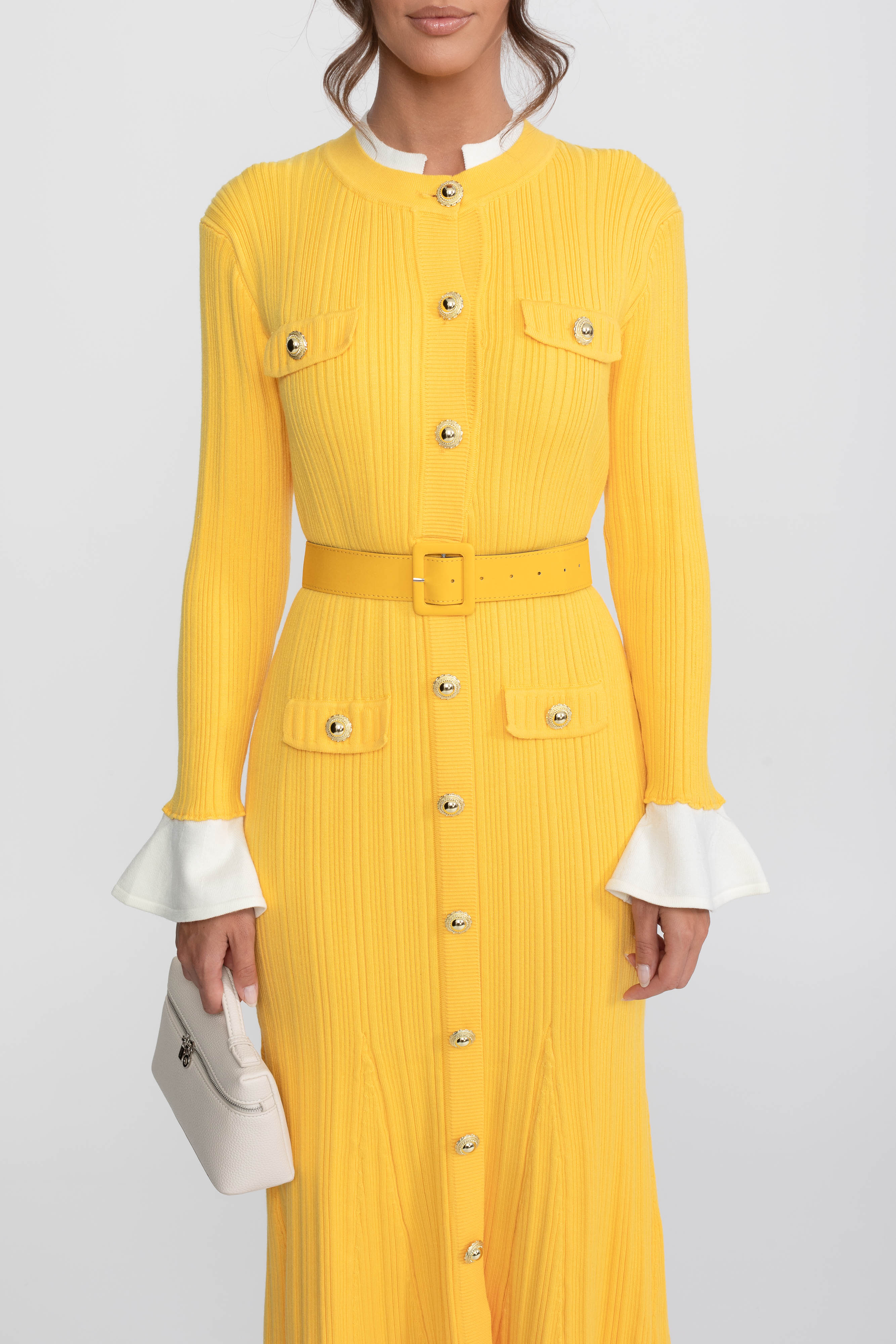 Robe midi en maille côtelée avec ceinture, poignets et col blancs - jaune