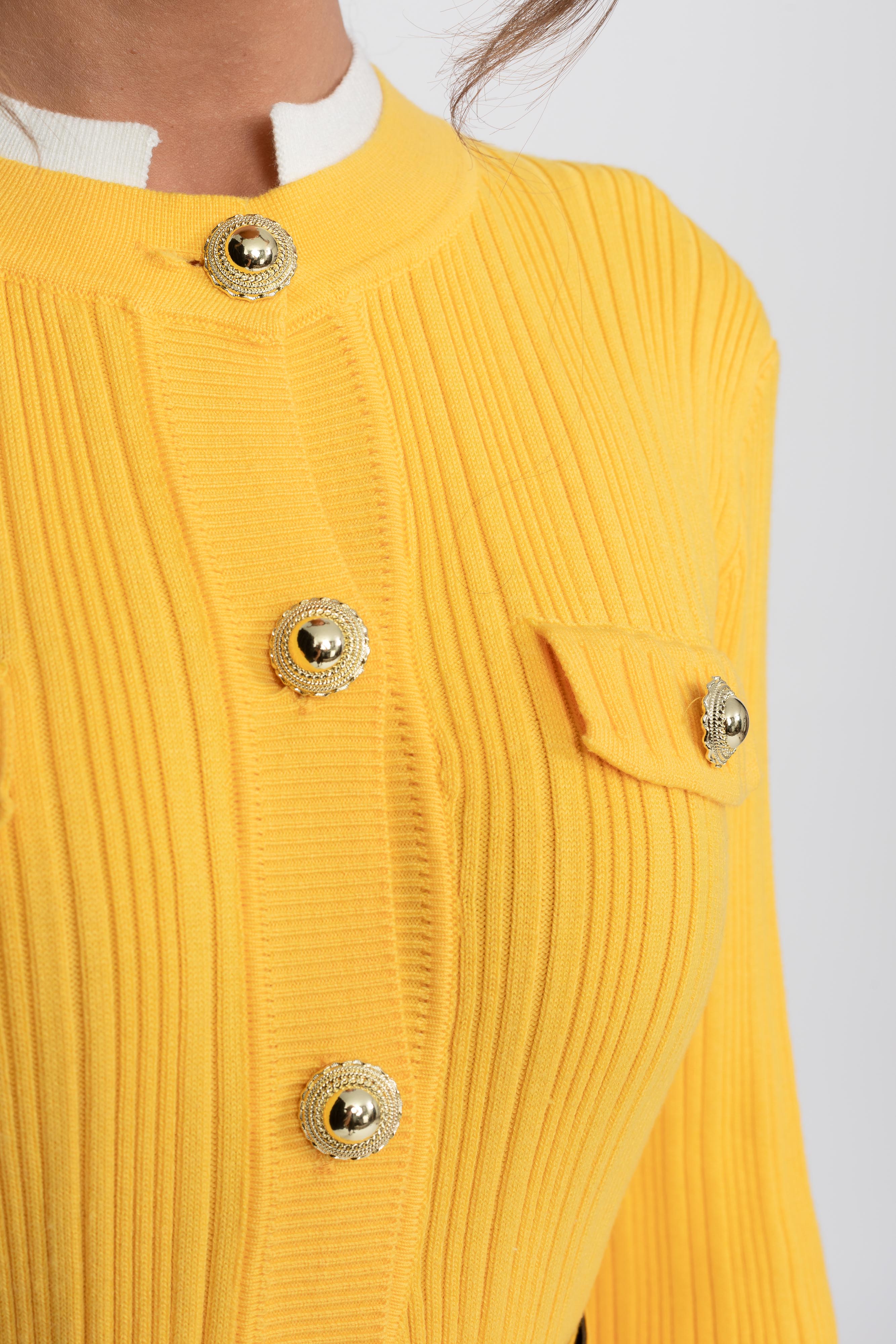 Robe midi en maille côtelée avec ceinture, poignets et col blancs - jaune