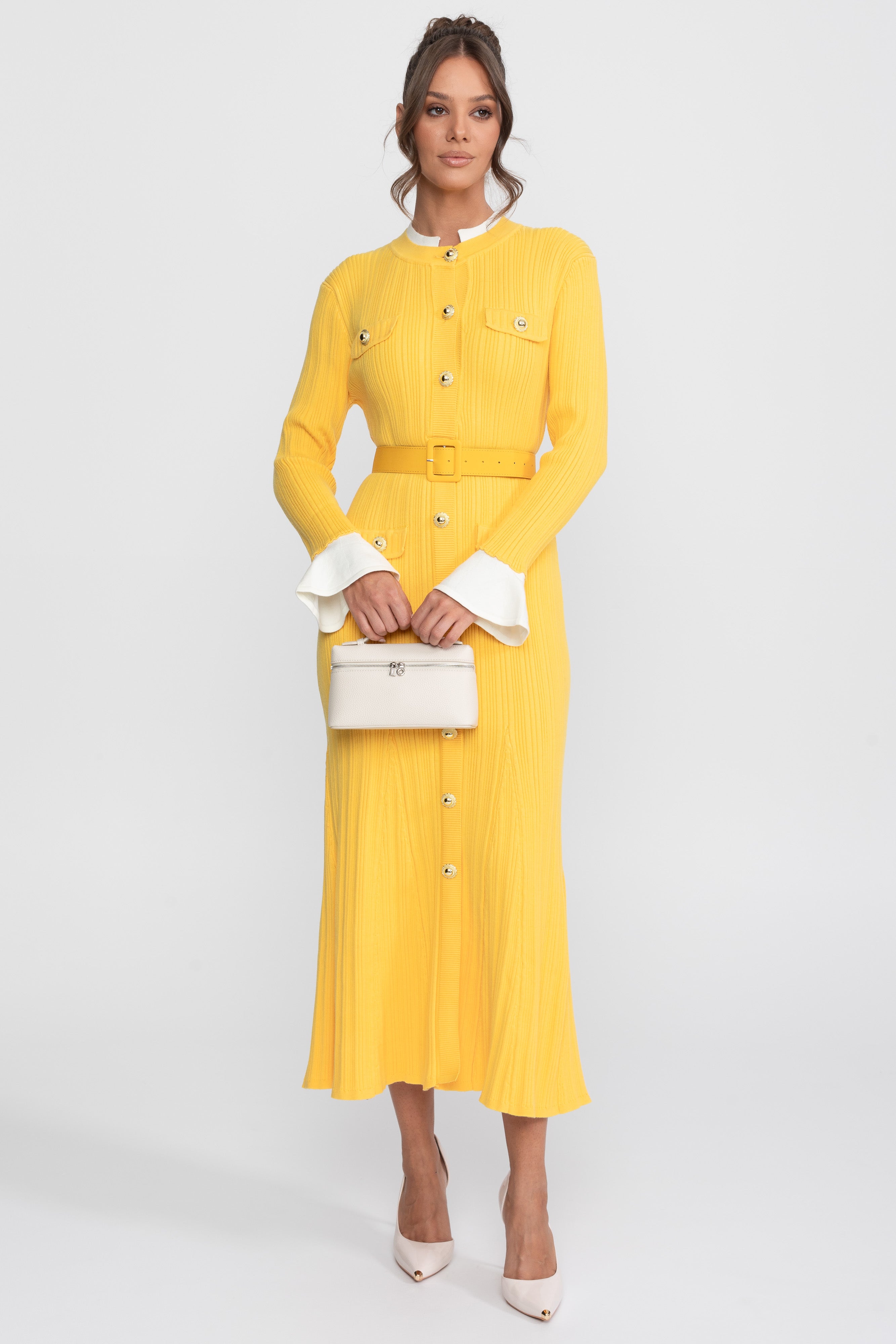 Robe midi en maille côtelée avec ceinture, poignets et col blancs - jaune