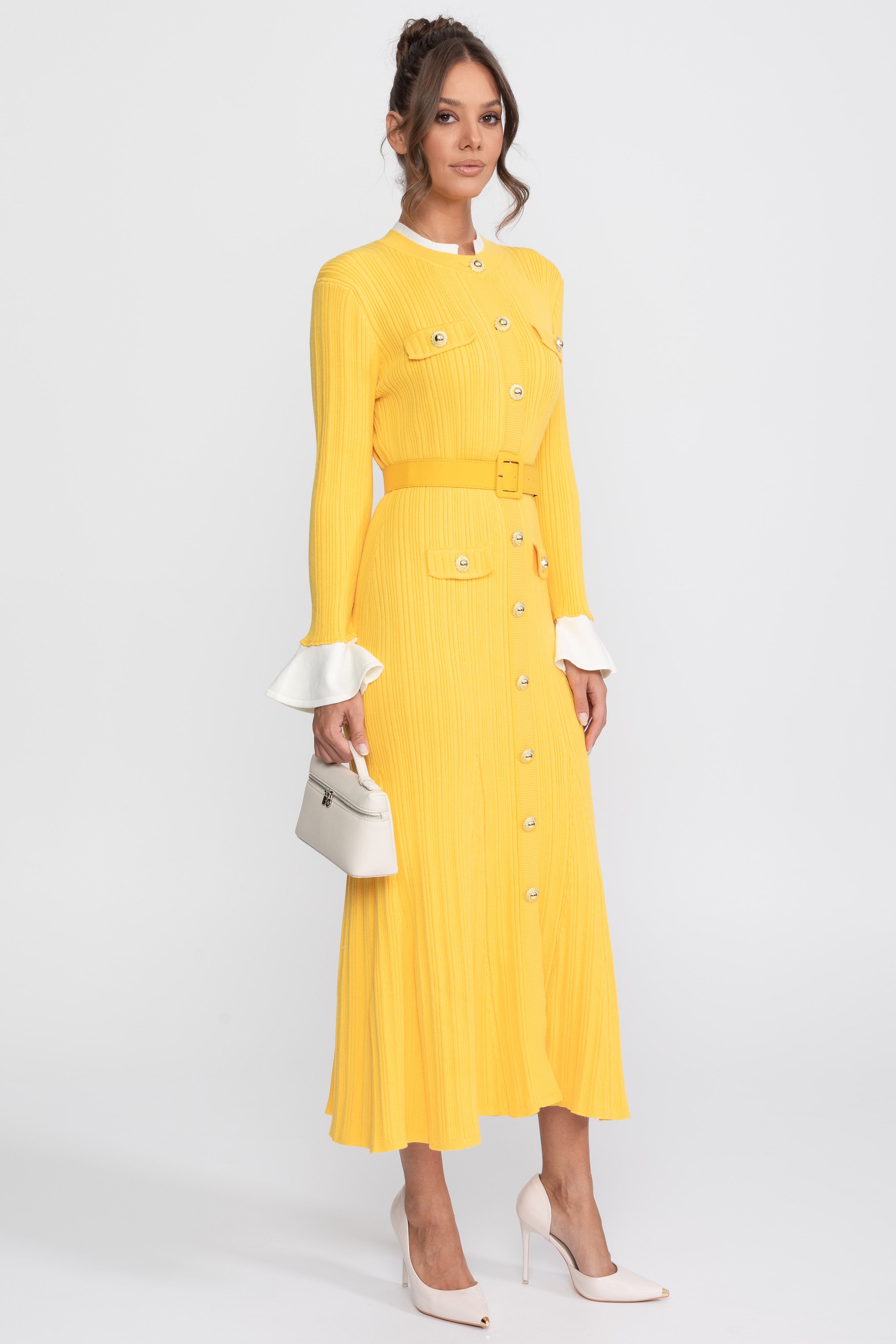Robe midi en maille côtelée avec ceinture, poignets et col blancs - jaune