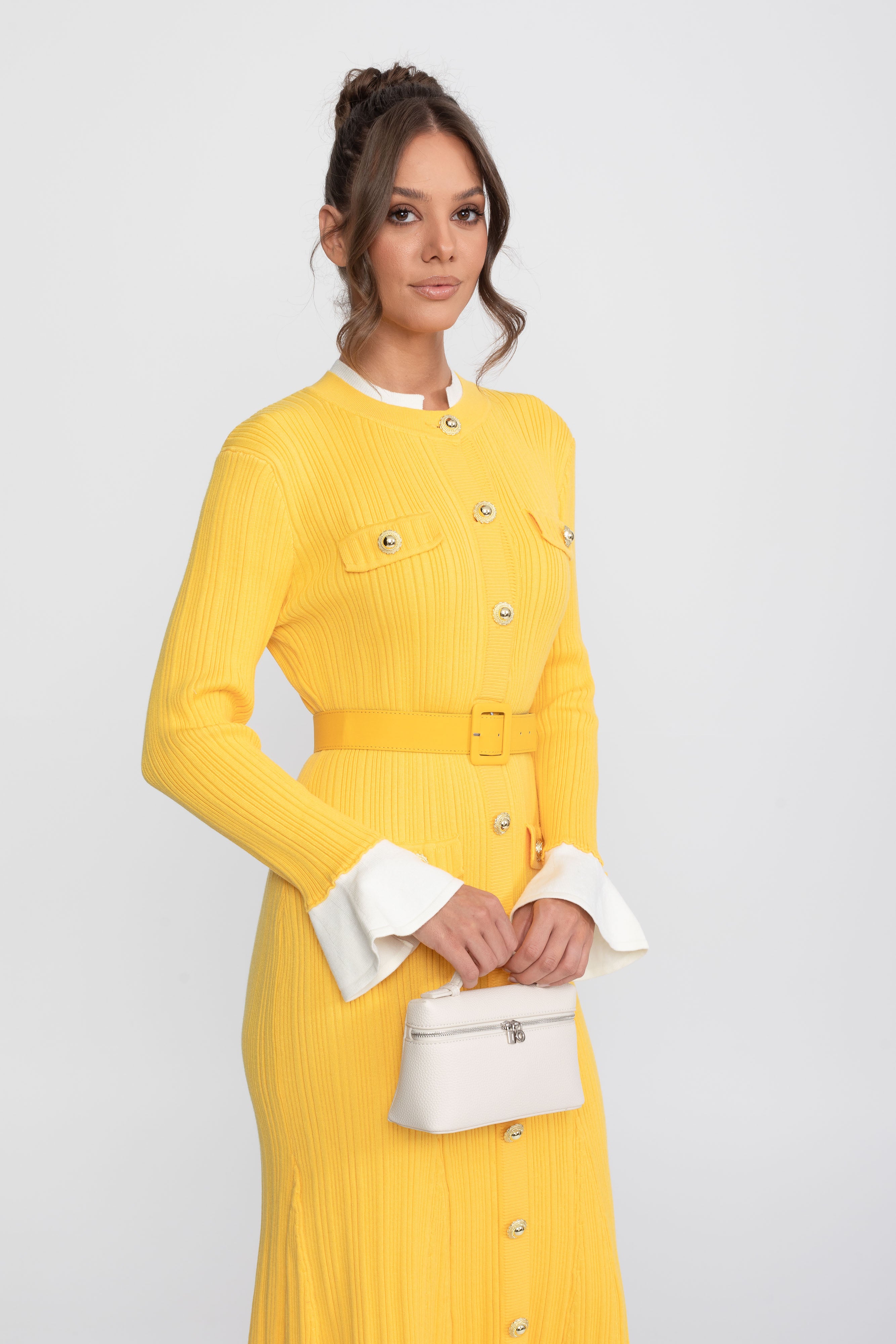 Robe midi en maille côtelée avec ceinture, poignets et col blancs - jaune