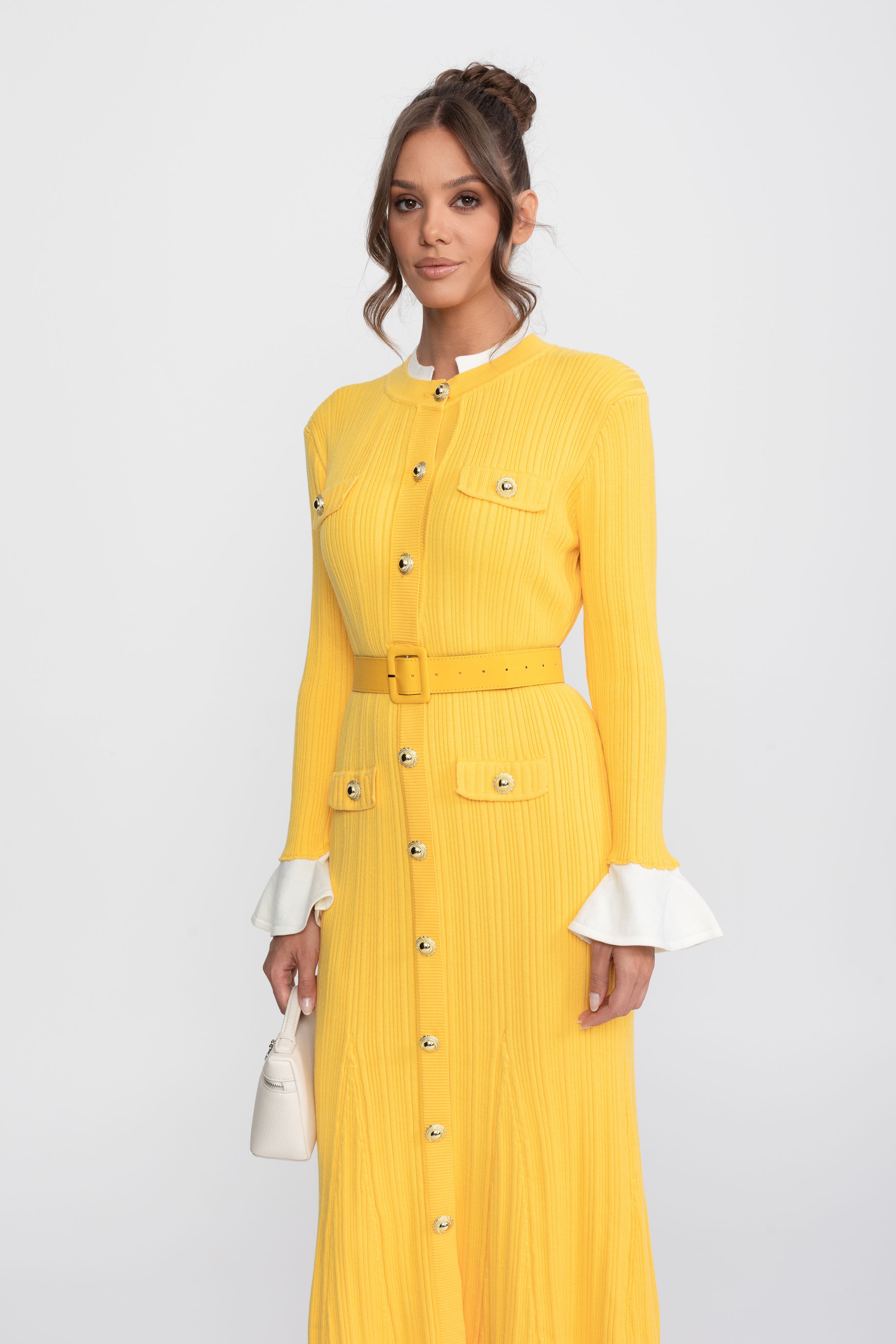 Robe midi en maille côtelée avec ceinture, poignets et col blancs - jaune