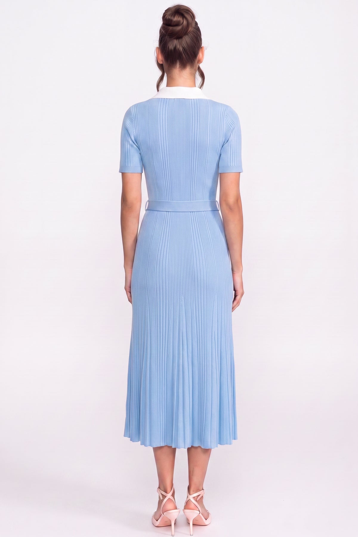Robe midi en maille côtelée avec col blanc et ceinture perles - bleu clair