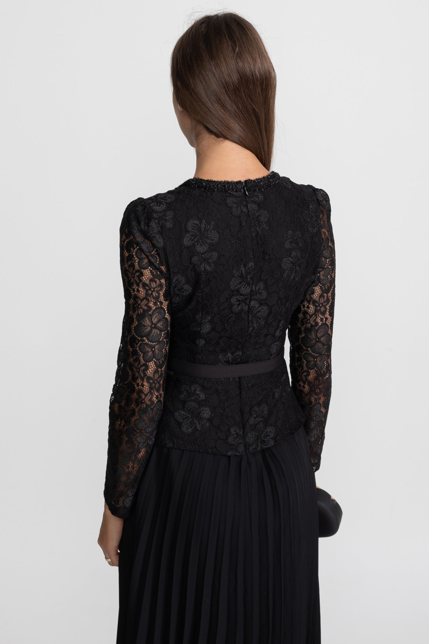 Robe midi en dentelle et plissée avec boutons dorés - Noir