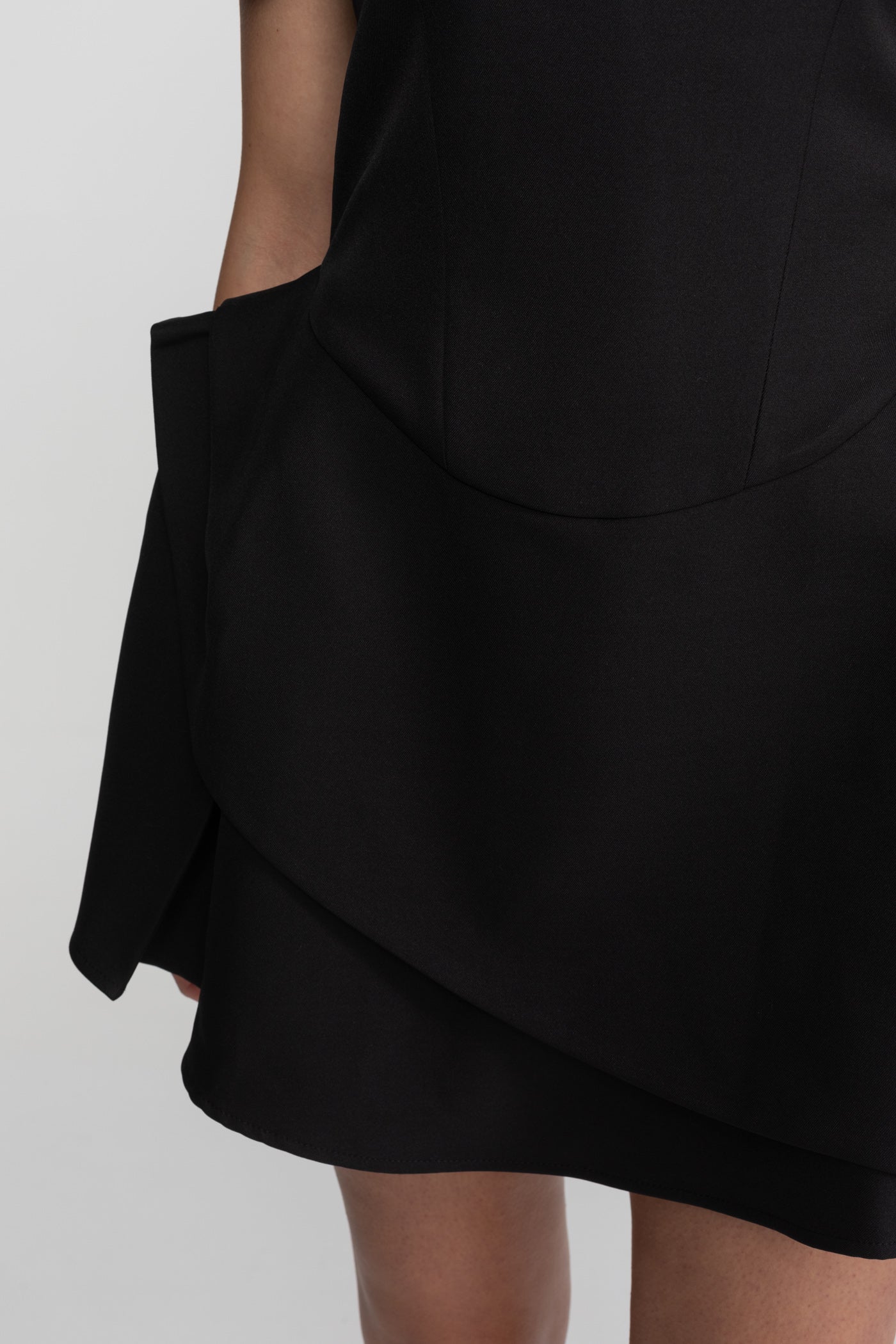 Robe Mini Sur-Mesure avec Encolure Ornée de Cristaux – Noir