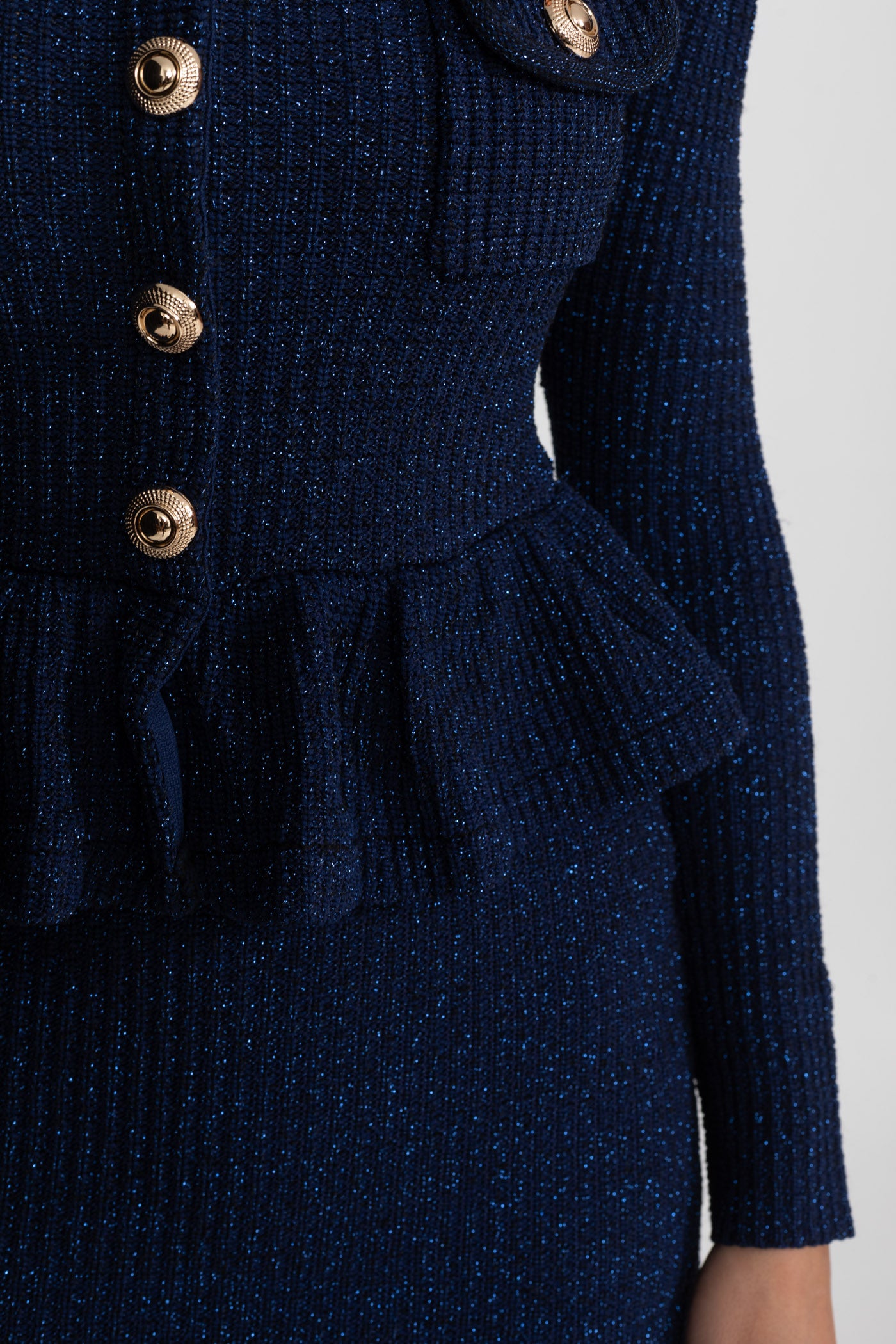 Robe en maille texturée avec taille peplum et boutons dorés - Bleu foncé