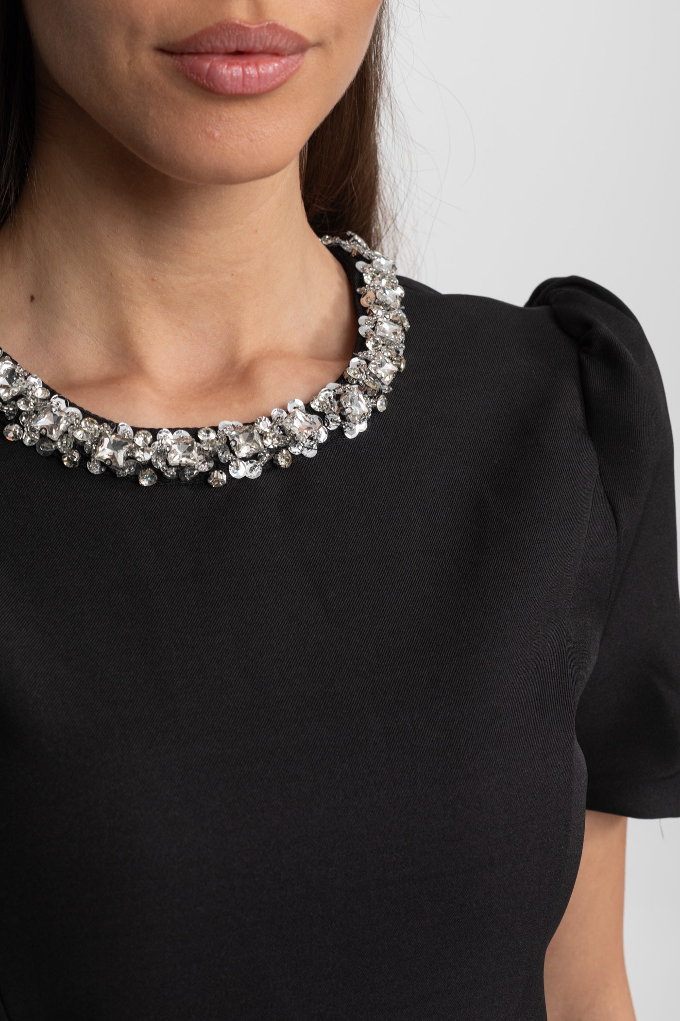 Robe Mini Sur-Mesure avec Encolure Ornée de Cristaux – Noir