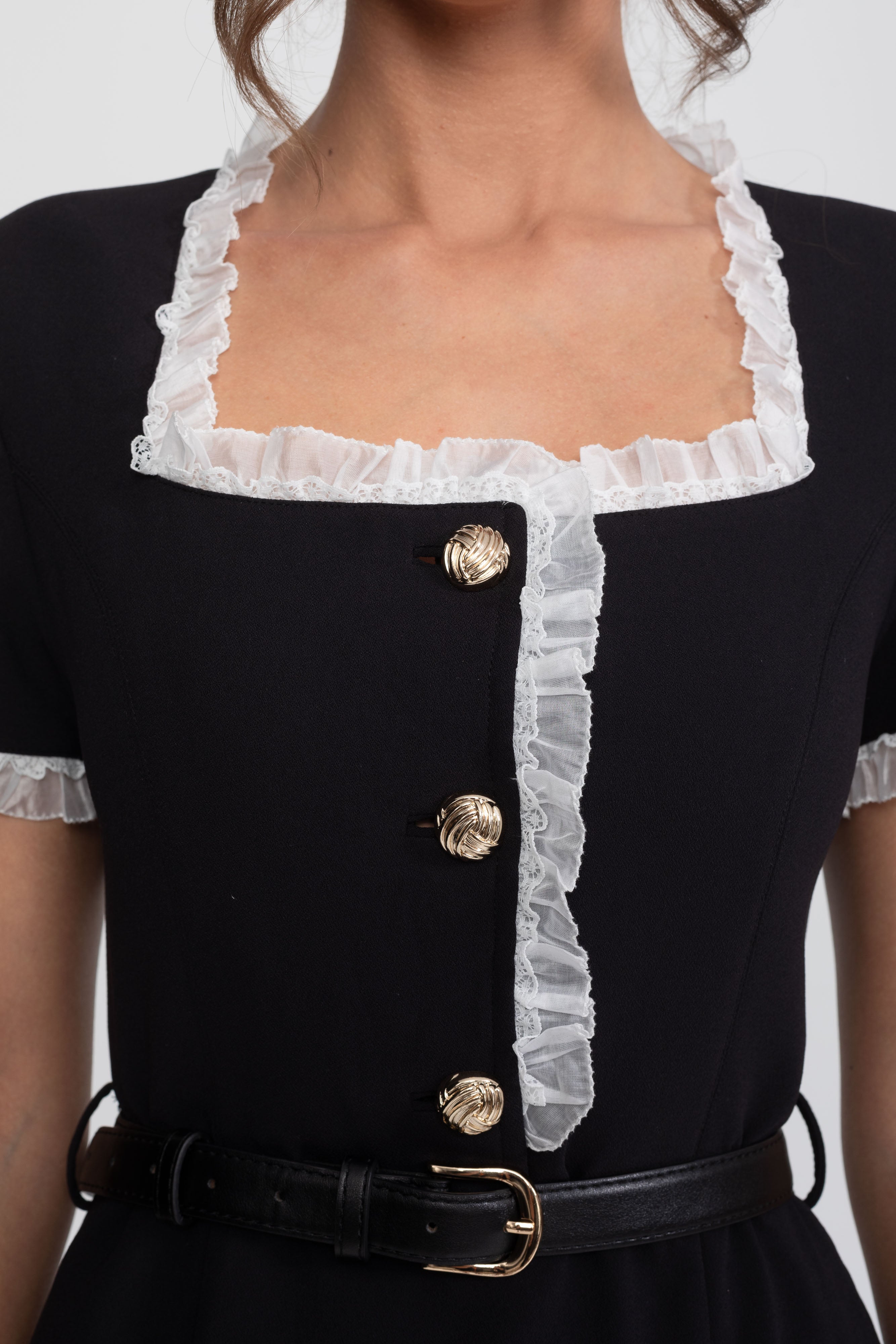 Robe midi ceinturée à col carré avec finition volantée blanche - Noir