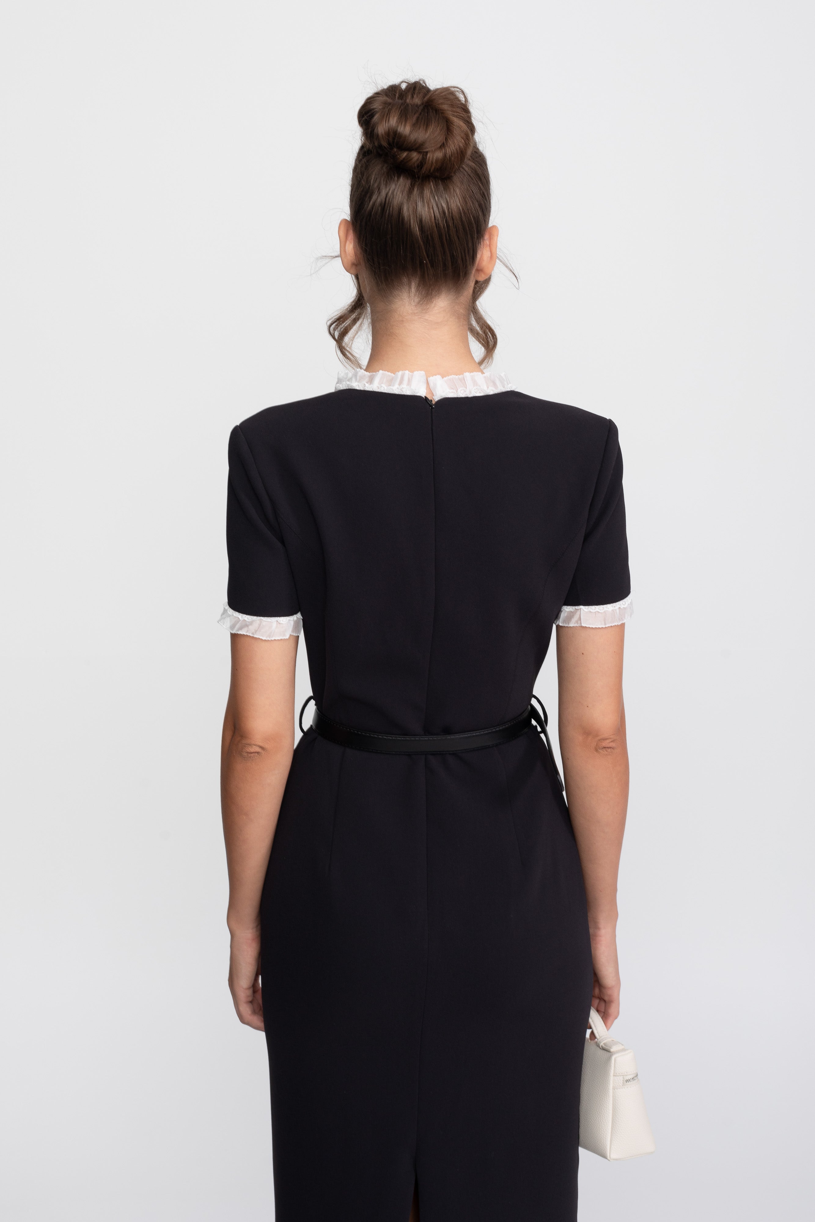 Robe midi ceinturée à col carré avec finition volantée blanche - Noir
