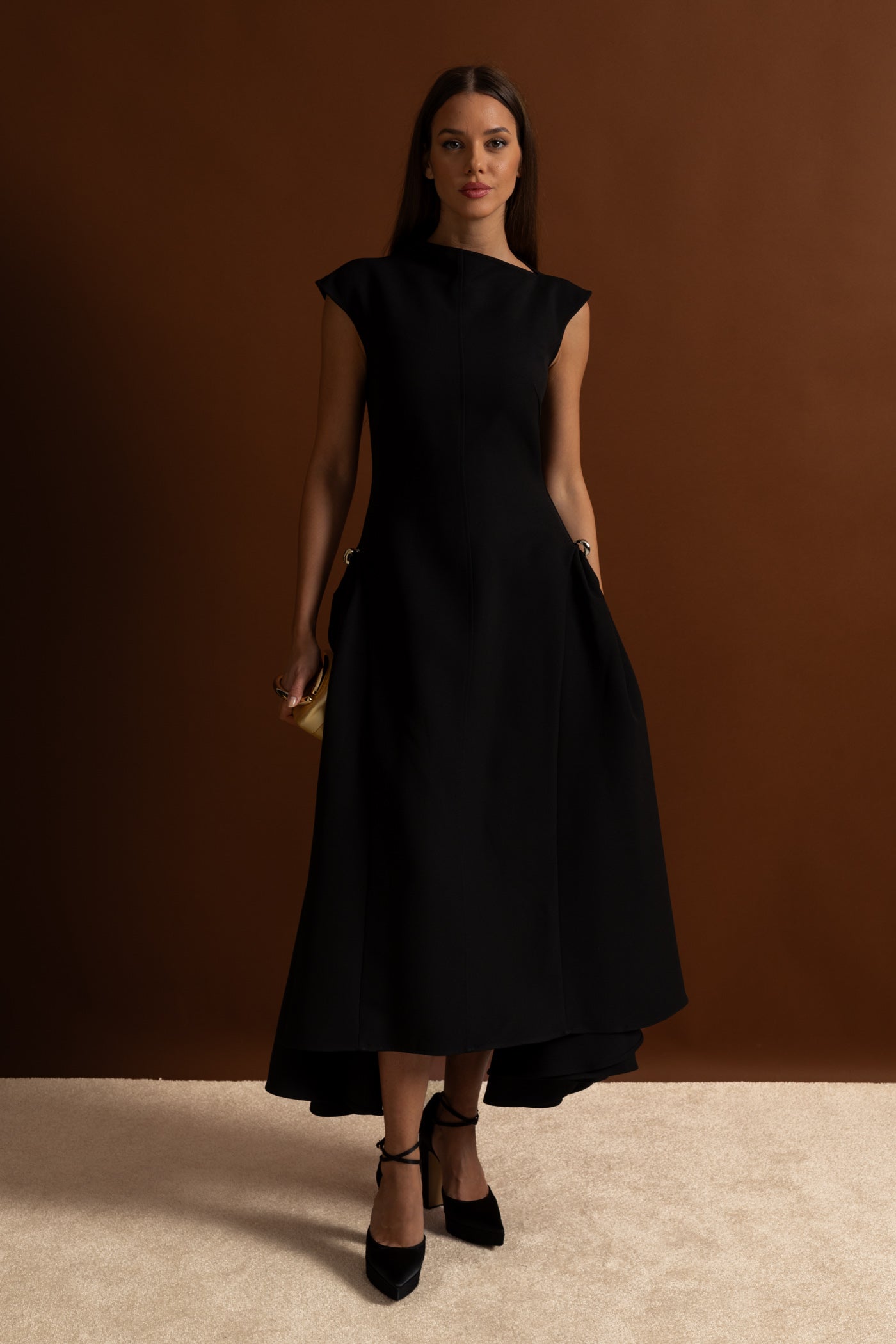 Robe Midi Structurée avec Ourlet Haut-Bas et Détails en Anneau Métallique - Noir