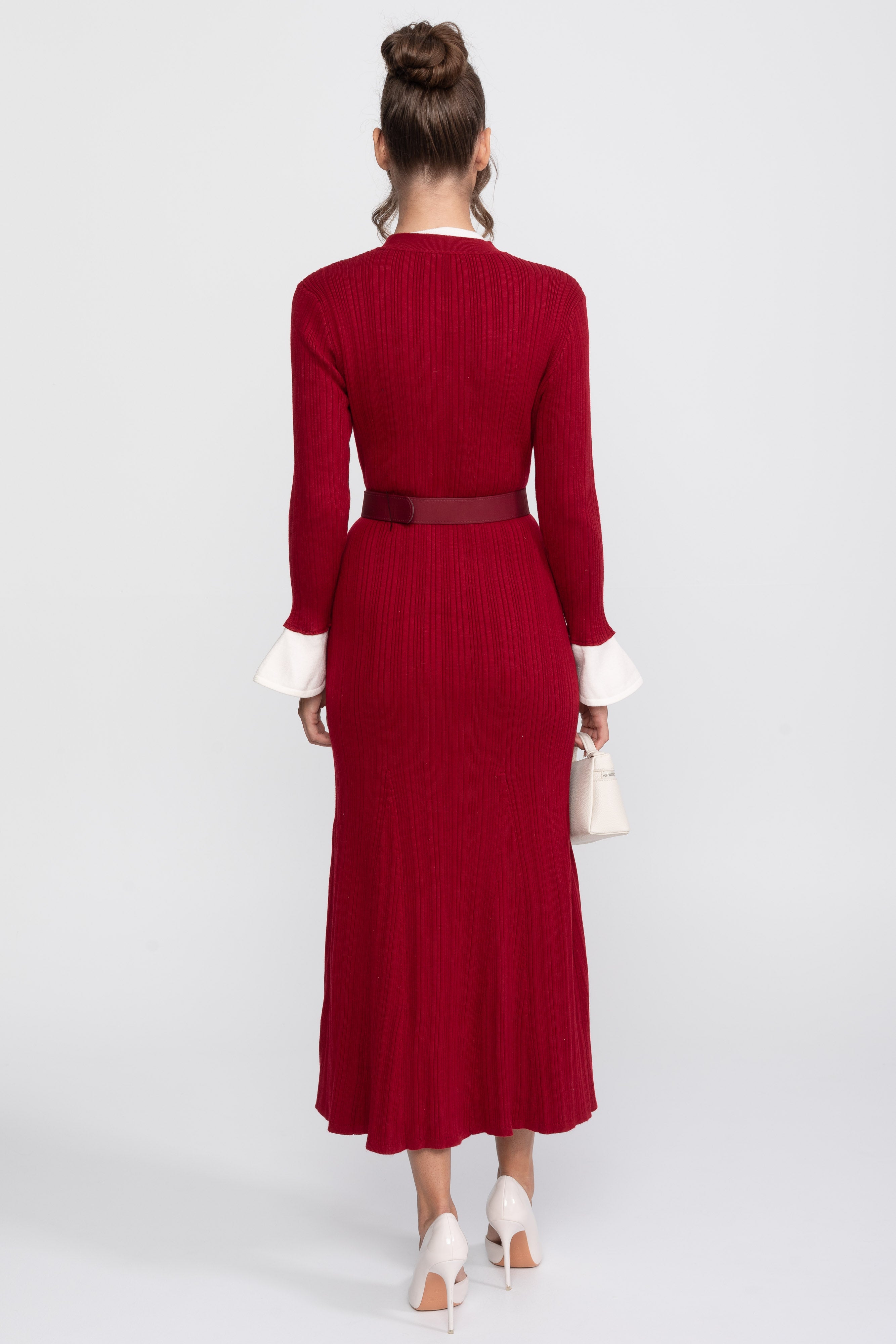 Robe midi en maille côtelée ceinturée avec poignets et col blancs - Burgundy
