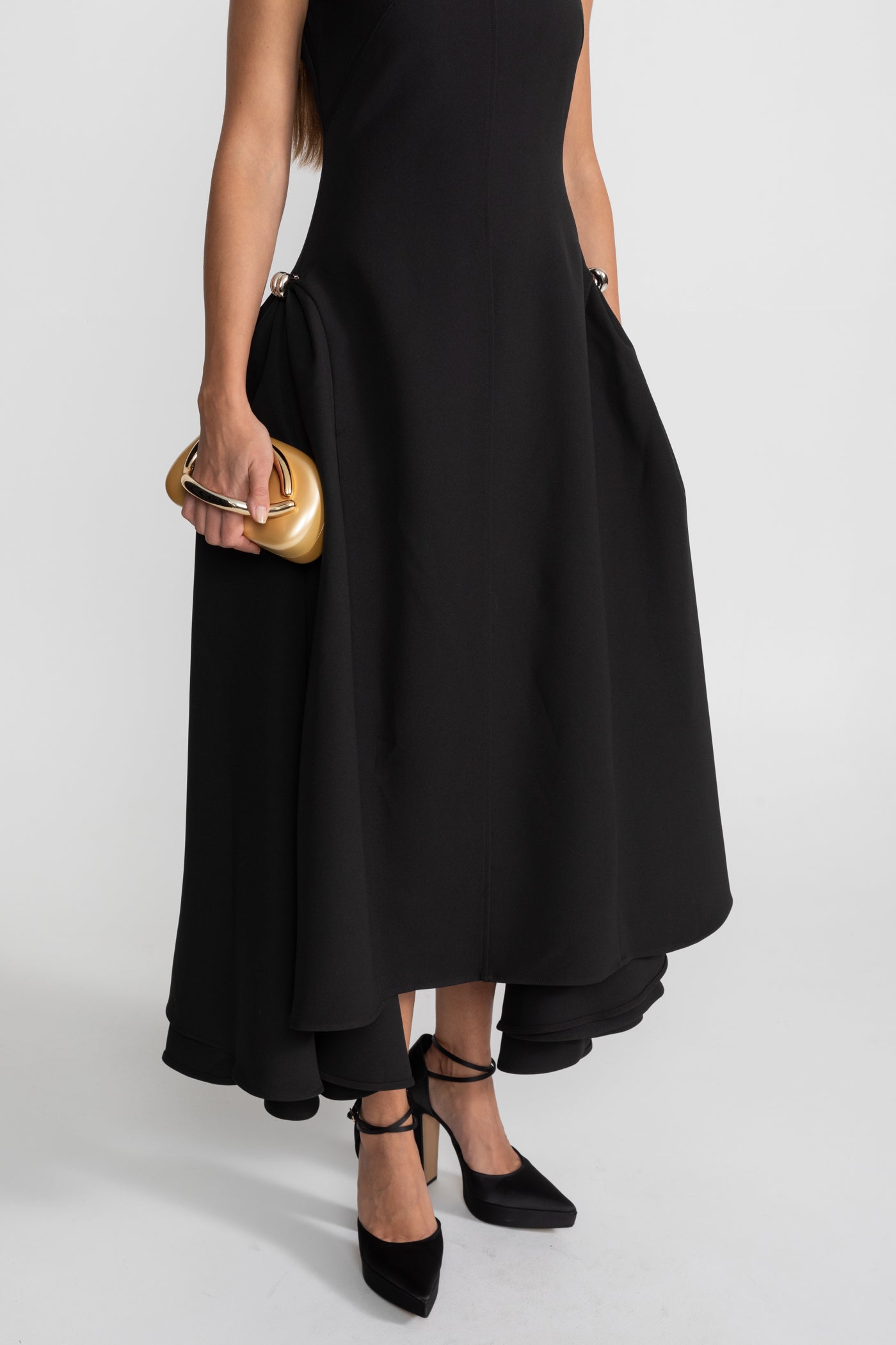 Robe Midi Structurée avec Ourlet Haut-Bas et Détails en Anneau Métallique - Noir