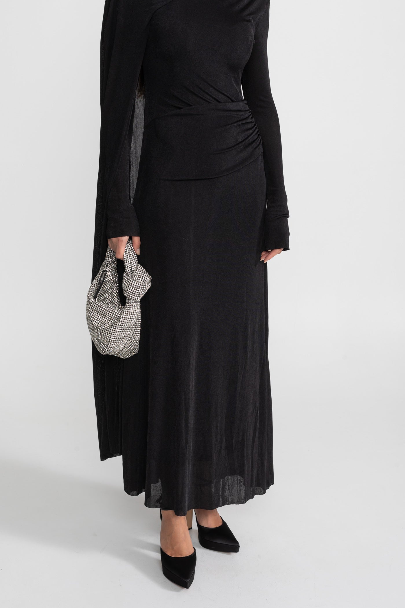 Robe Drapée Élégante Avec Découpe Asymétrique – Noir