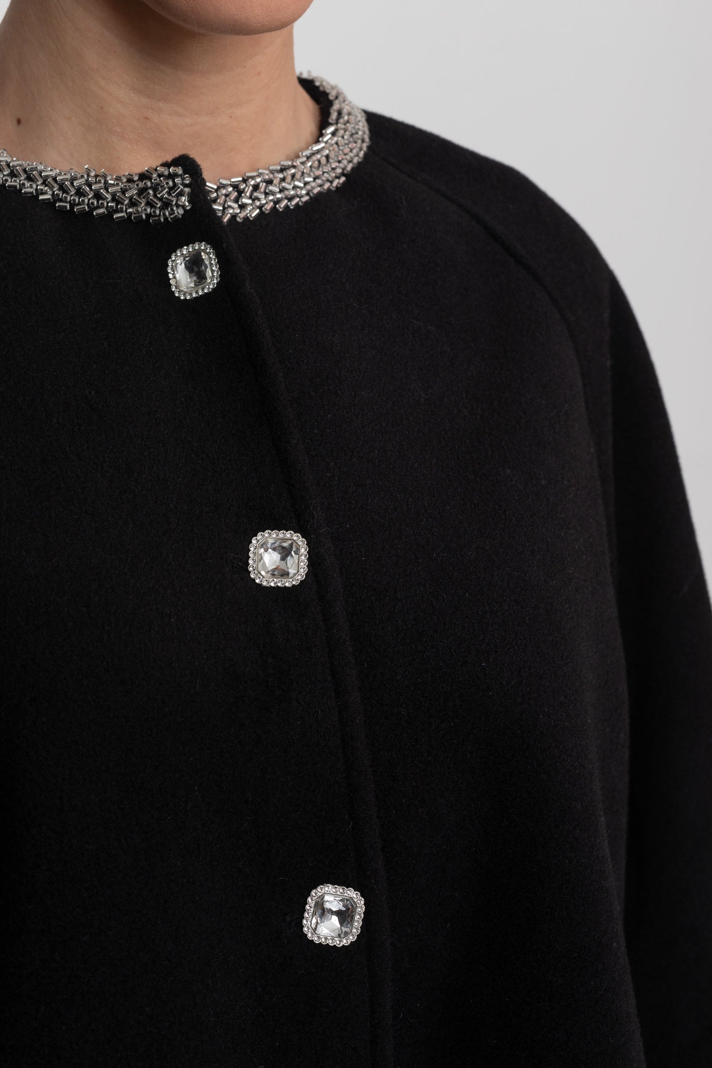 Manteau Long avec Col Orné de Perles et Poignets en Fourrure - Noir