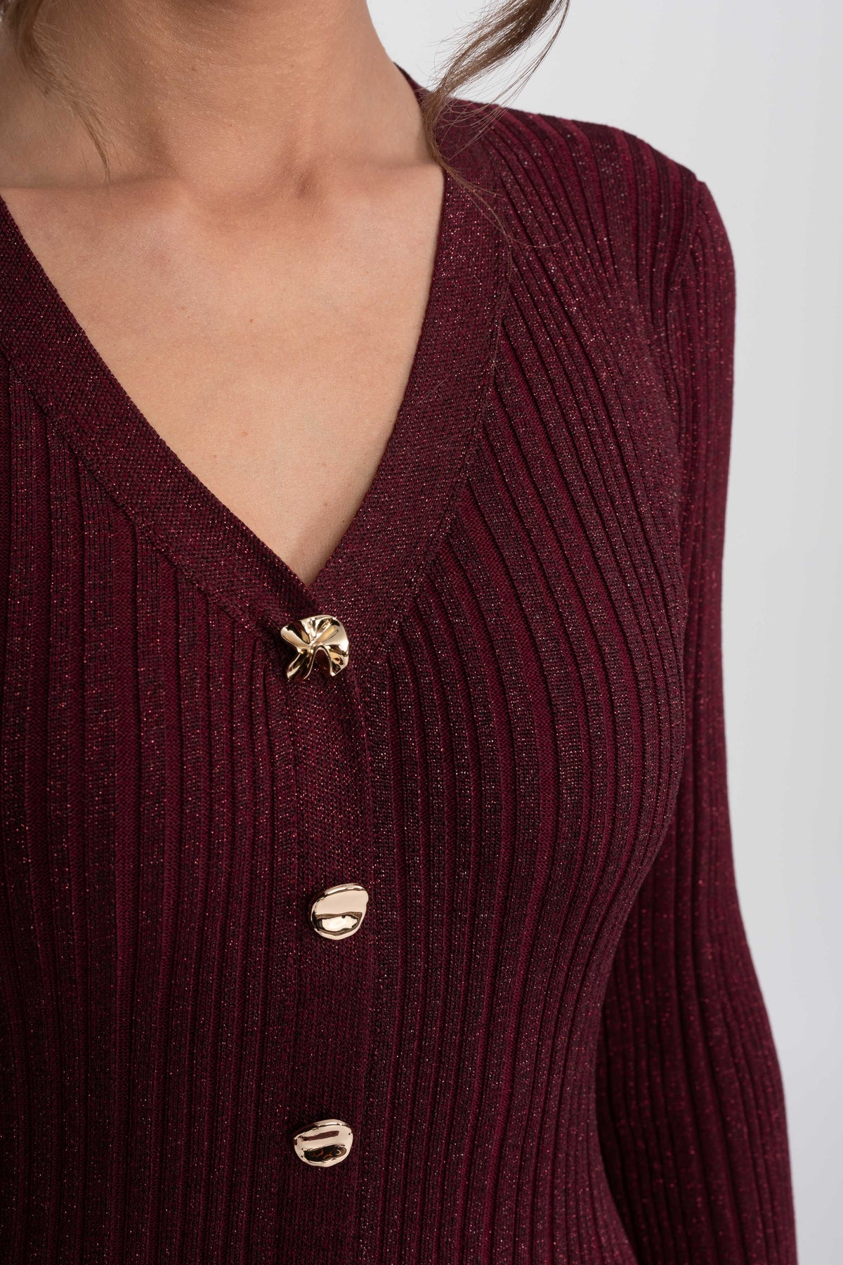 Robe maxi en maille côtelée à col en V et boutonnage sur le devant, avec poignets à volants - Burgundy