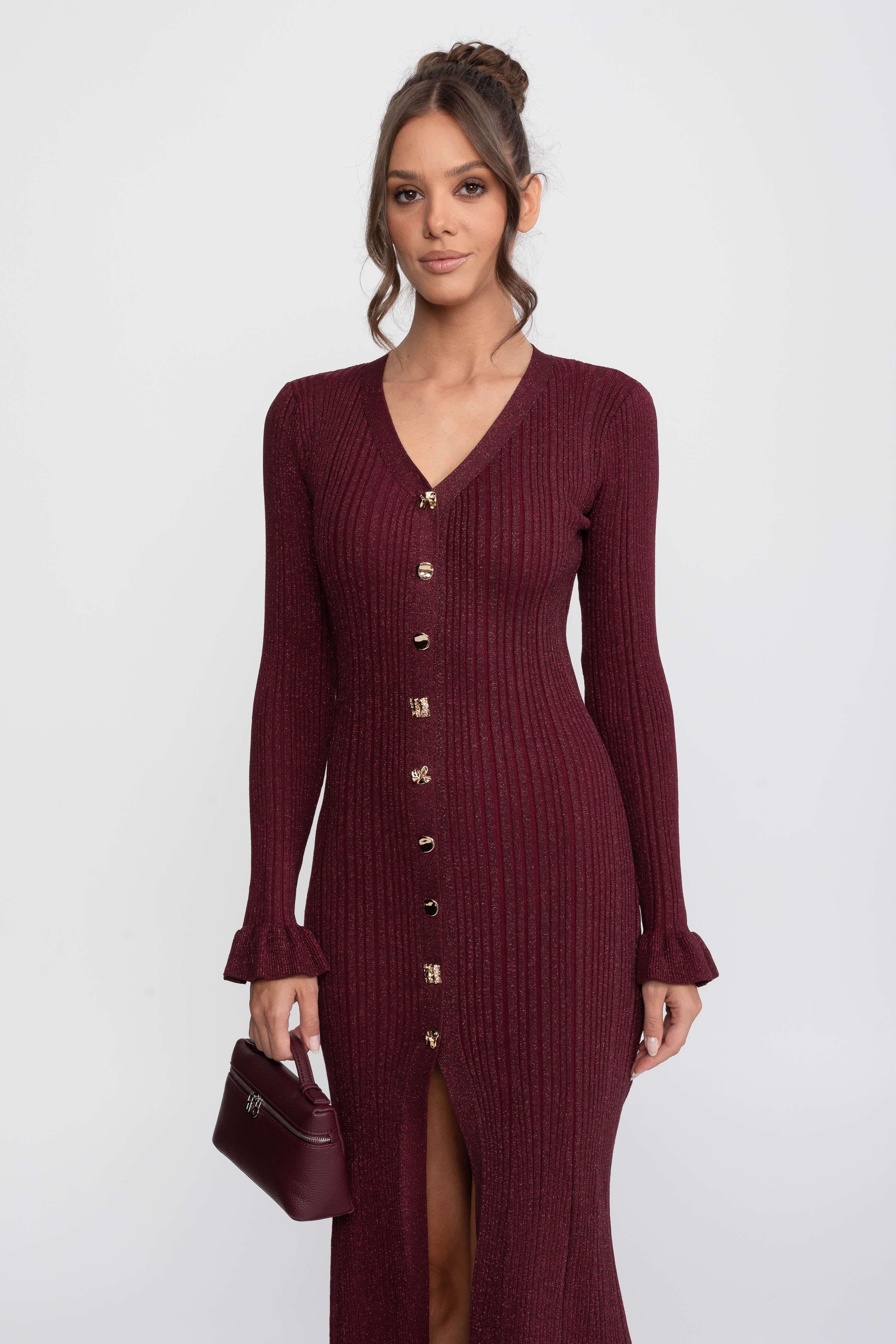 Robe maxi en maille côtelée à col en V et boutonnage sur le devant, avec poignets à volants - Burgundy
