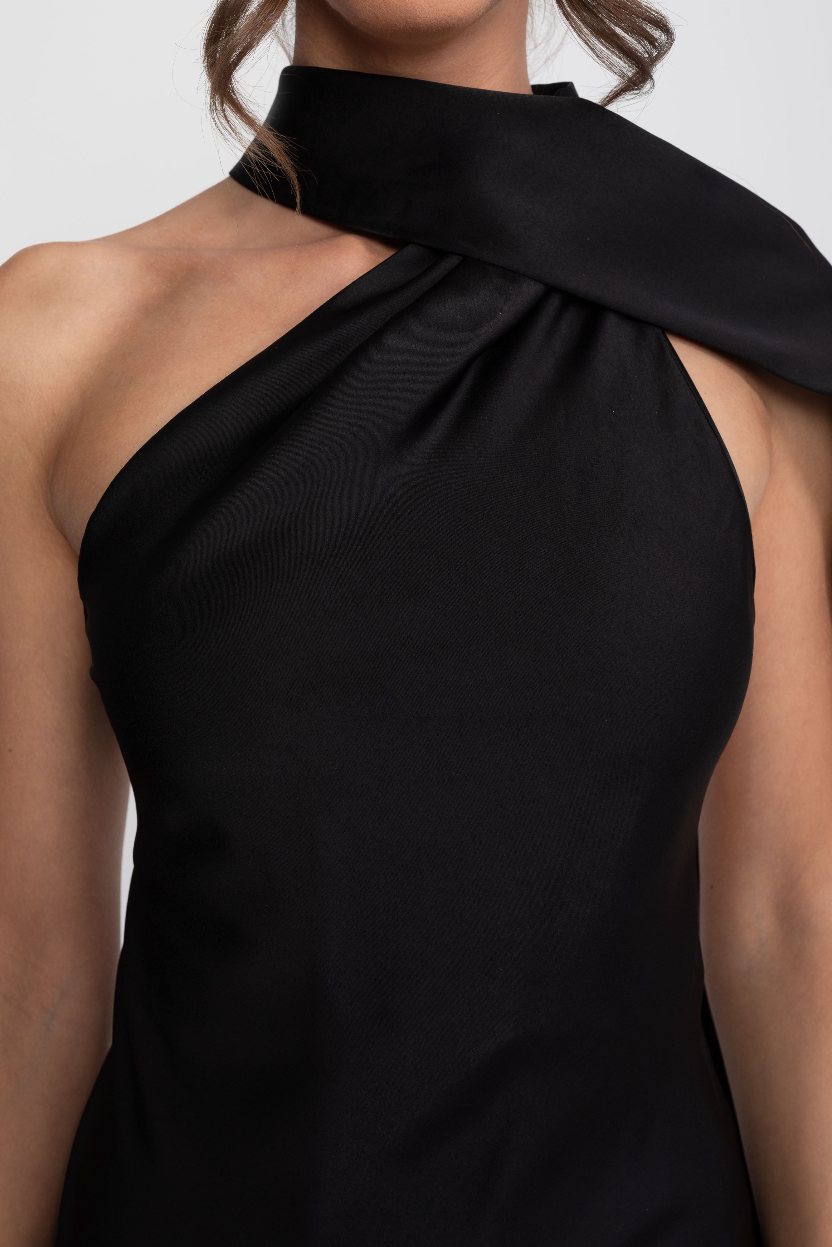 Robe nuisette en satin à col halter torsadé avec encolure asymétrique - Noir