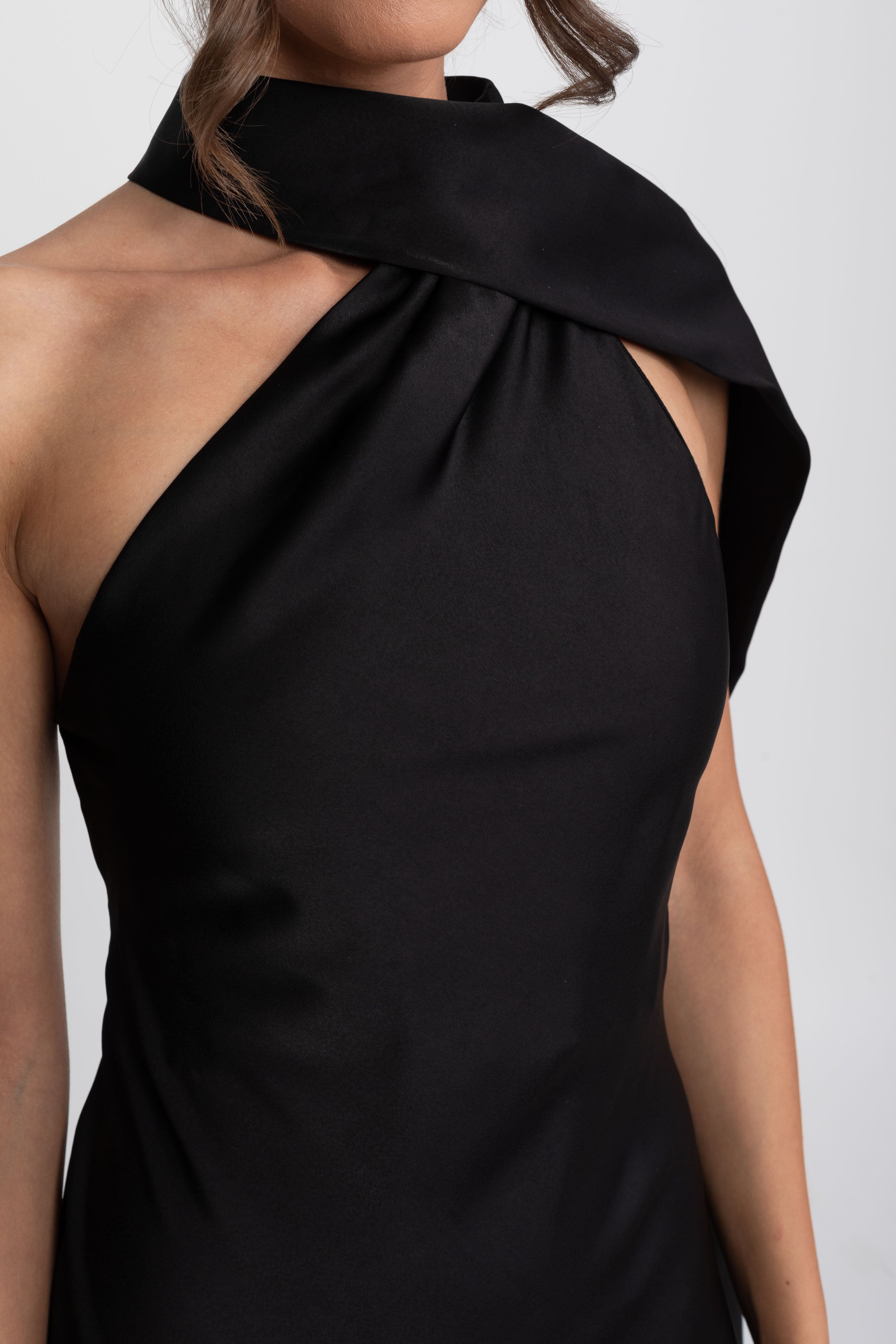 Robe nuisette en satin à col halter torsadé avec encolure asymétrique - Noir