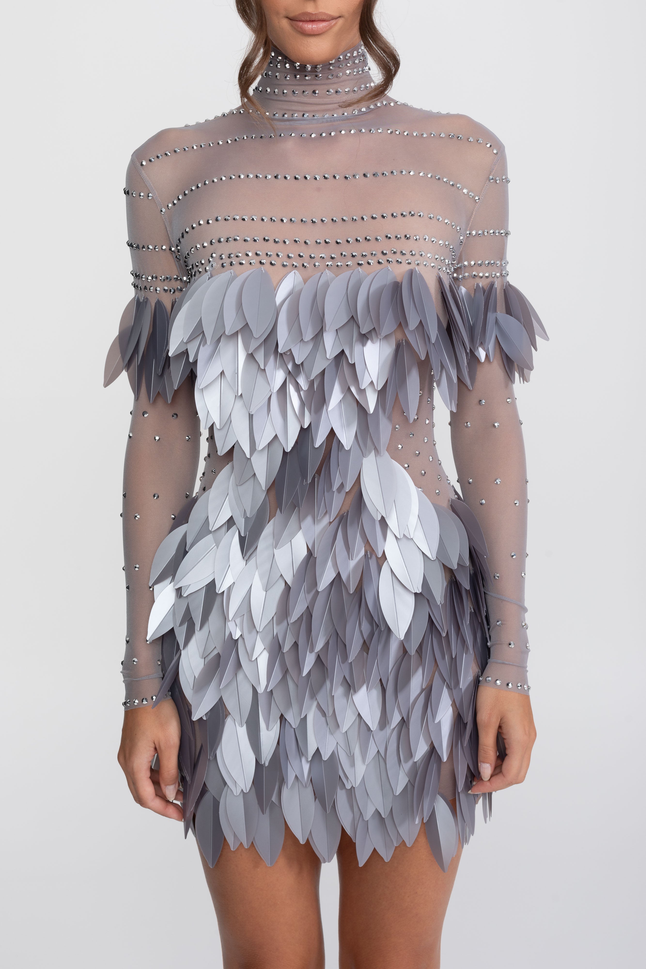 Mini-robe en mesh transparent avec panneau de plumes et encolure ornée de cristaux - Gris