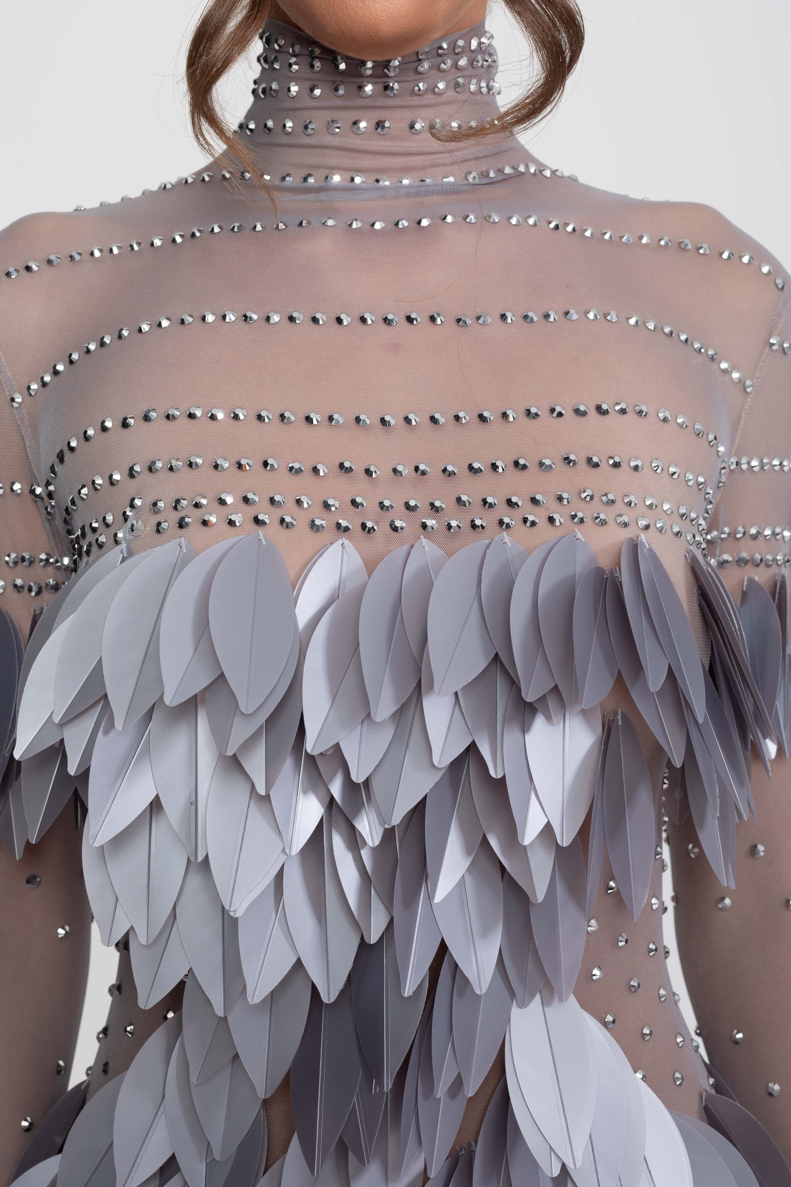 Mini-robe en mesh transparent avec panneau de plumes et encolure ornée de cristaux - Gris