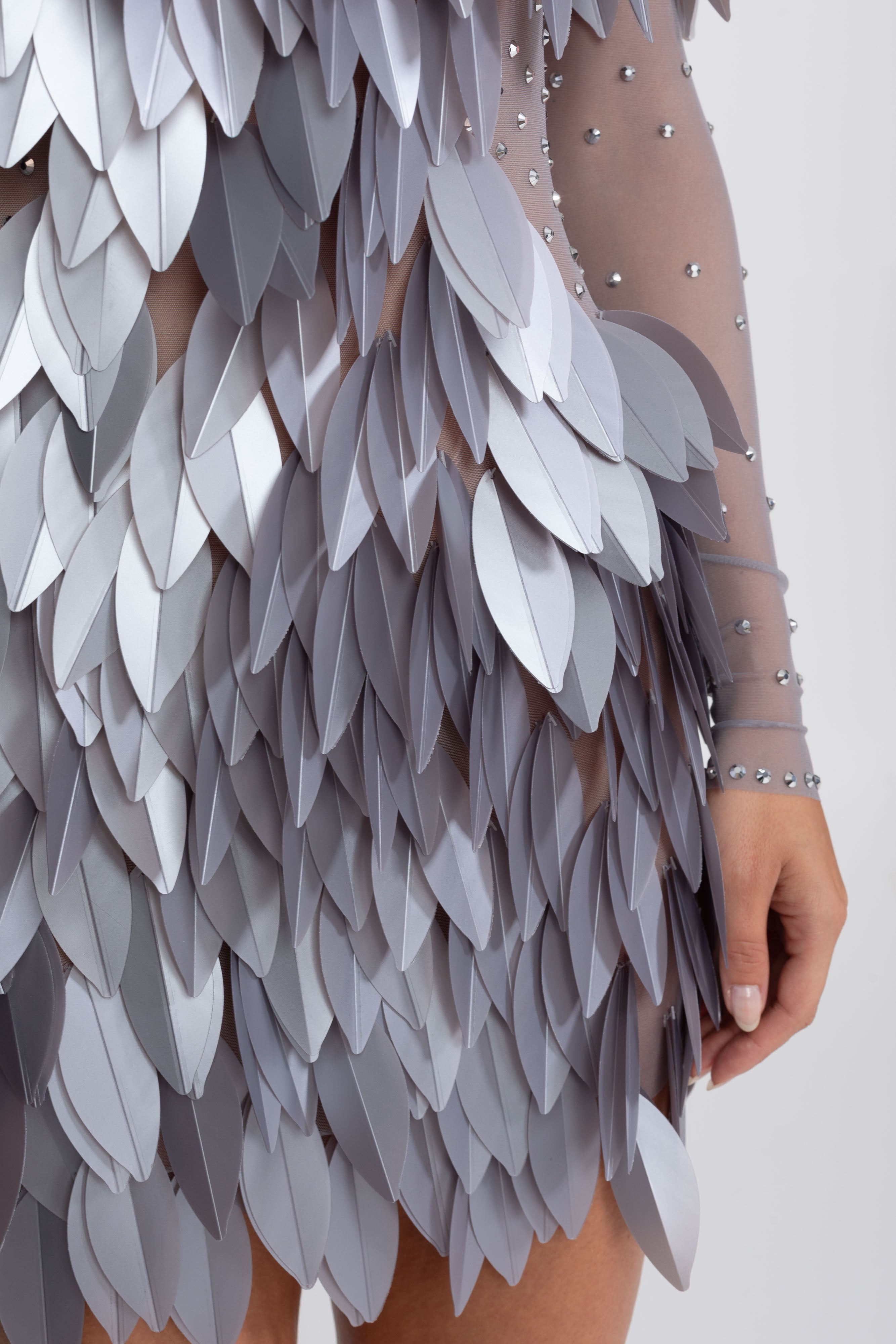 Mini-robe en mesh transparent avec panneau de plumes et encolure ornée de cristaux - Gris