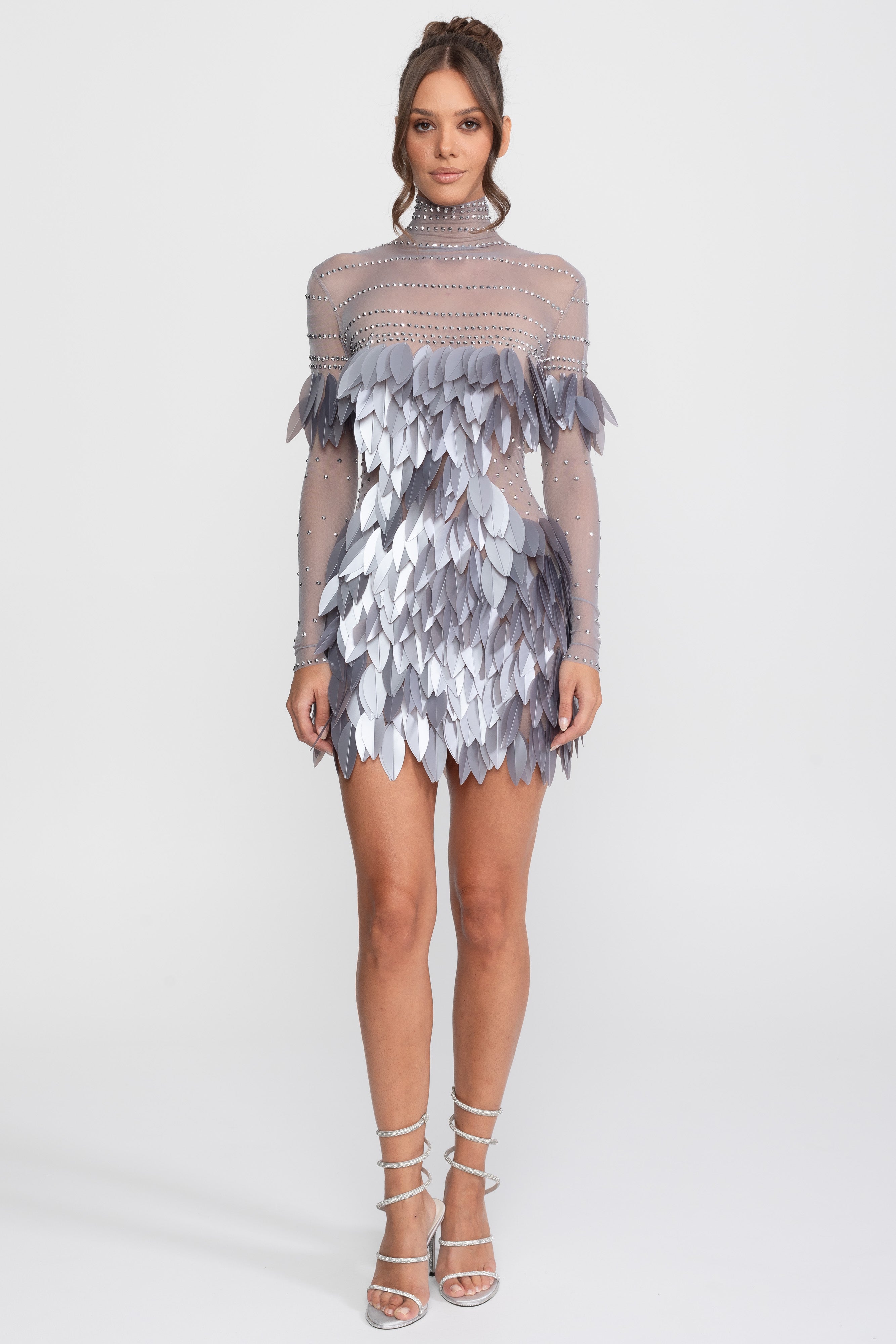 Mini-robe en mesh transparent avec panneau de plumes et encolure ornée de cristaux - Gris