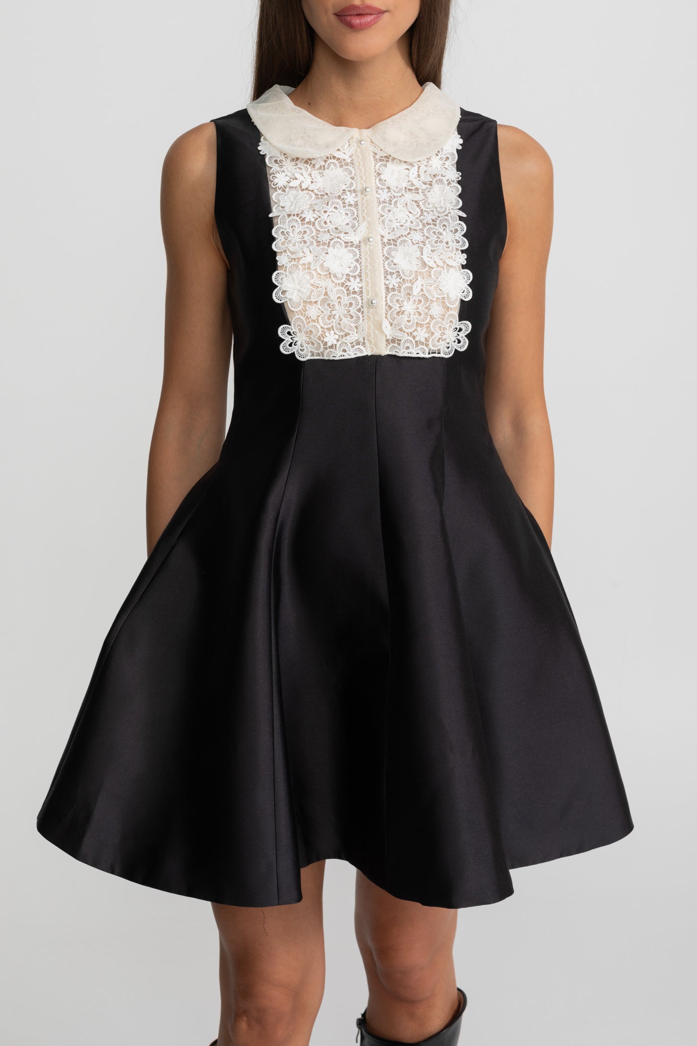 Robe courte ligne A avec plastron en dentelle – Noir