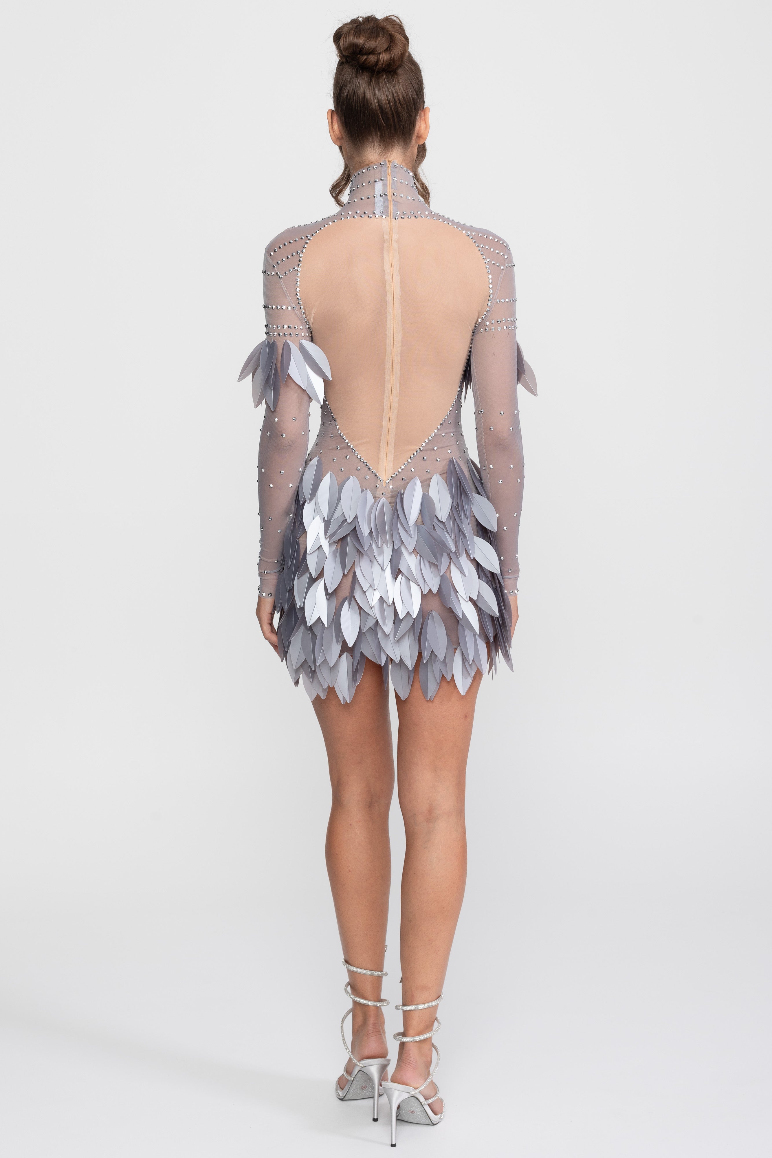 Mini-robe en mesh transparent avec panneau de plumes et encolure ornée de cristaux - Gris