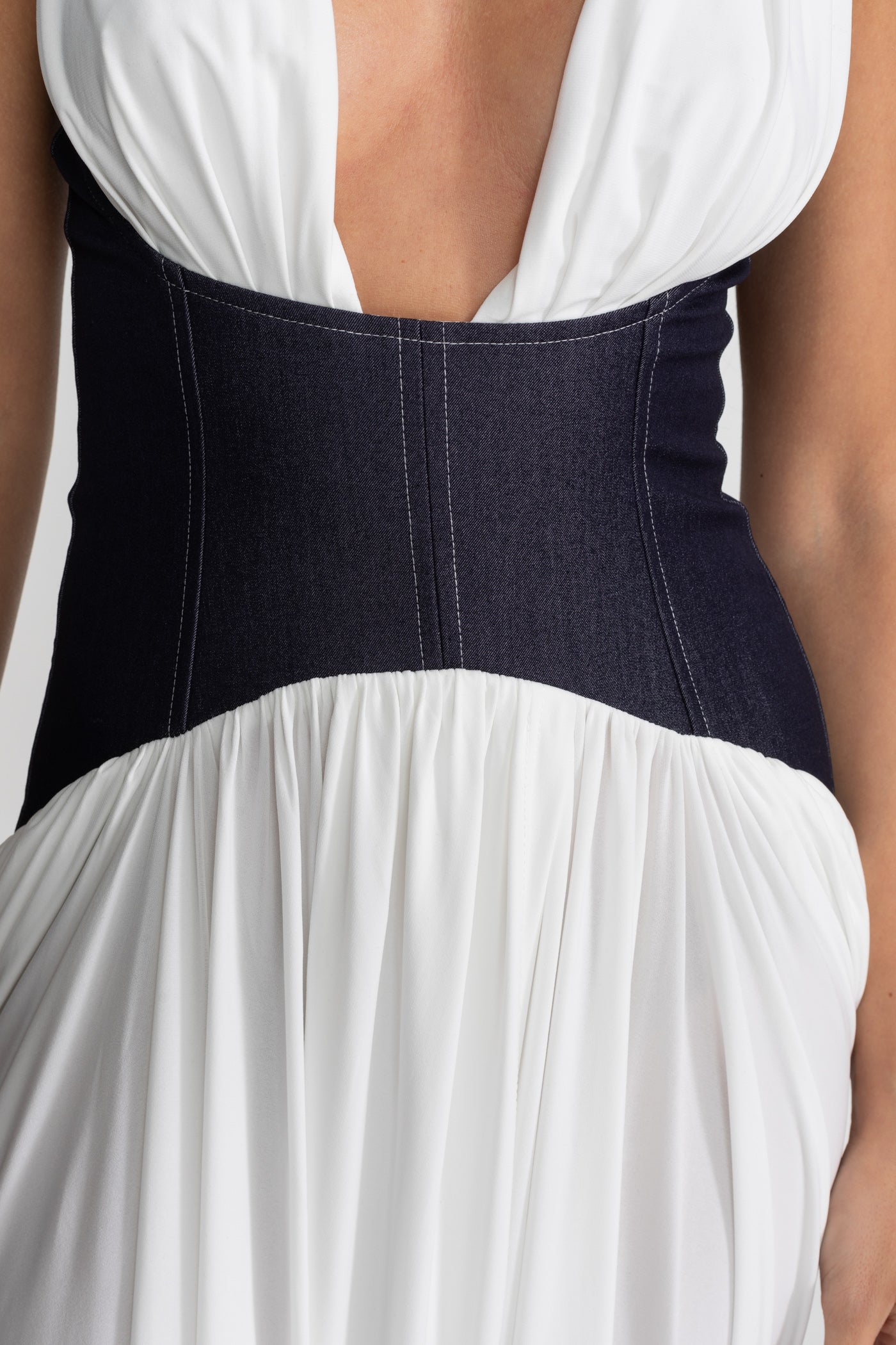Robe Maxi Halter avec Corset en Denim à la Taille – Blanc