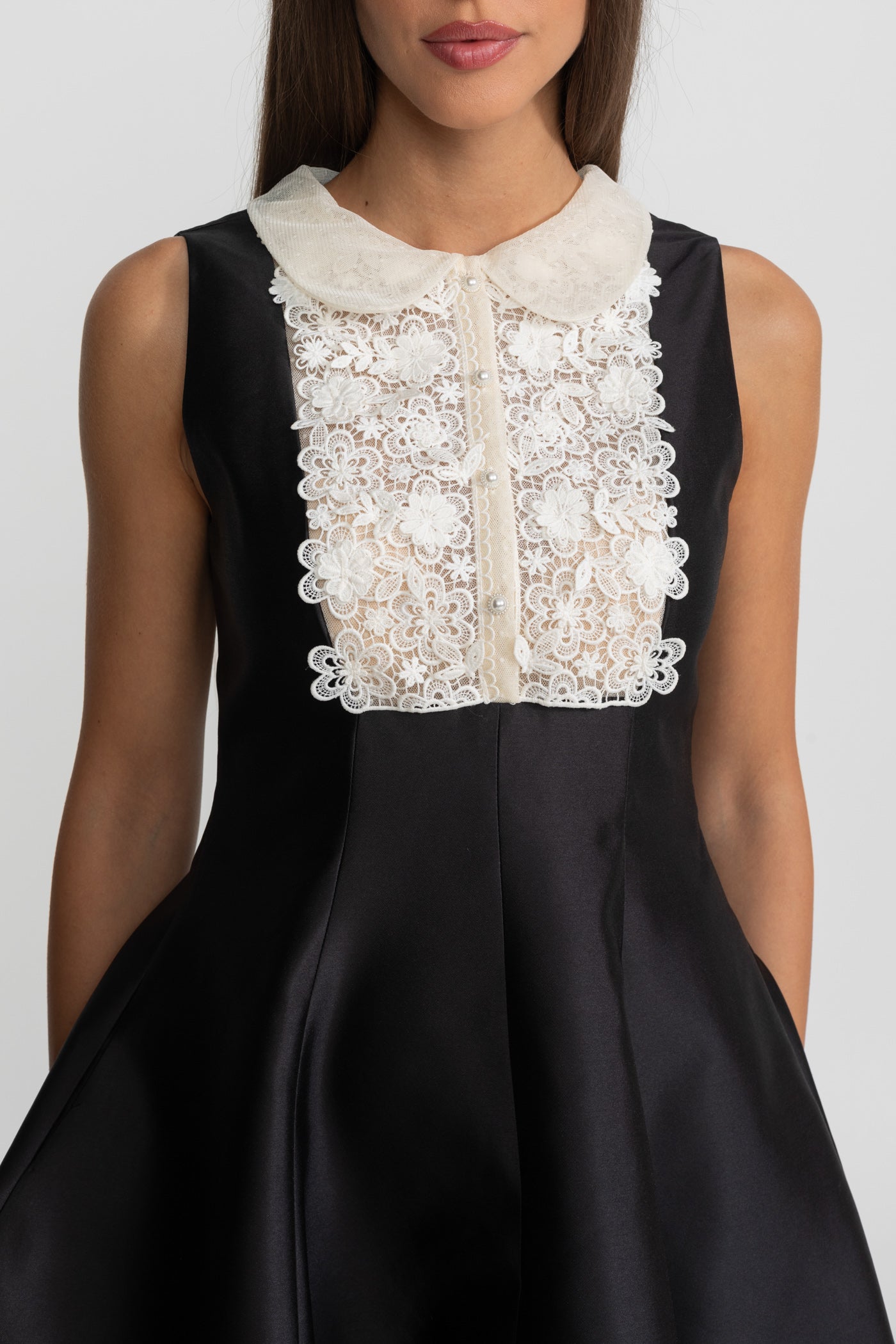 Robe courte ligne A avec plastron en dentelle – Noir
