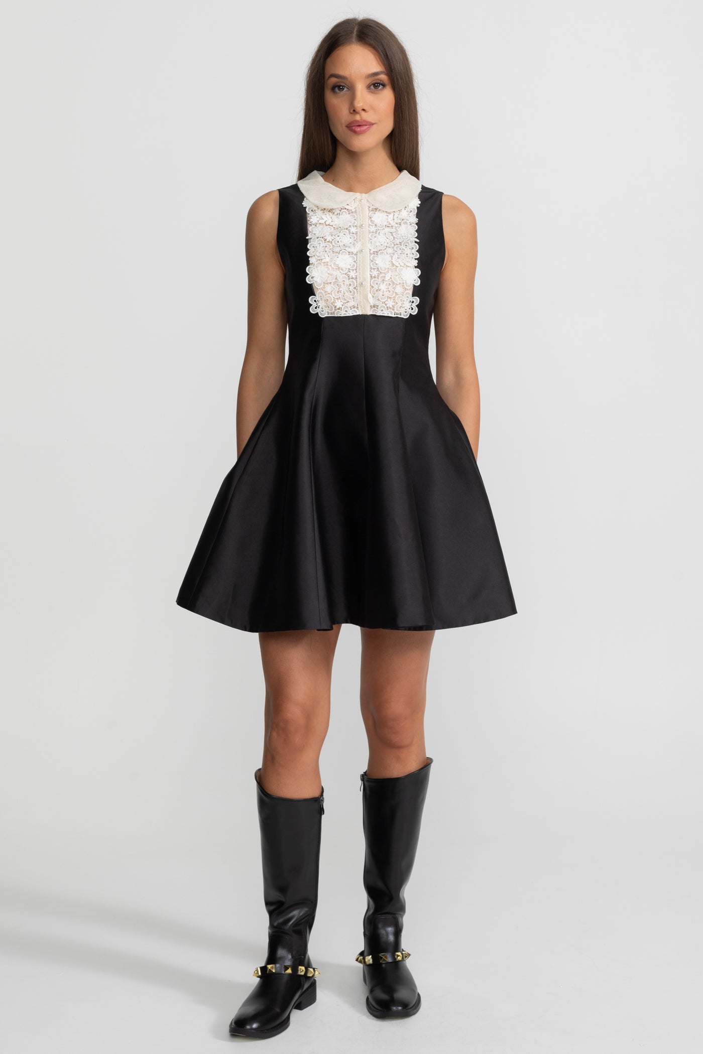 Robe courte ligne A avec plastron en dentelle – Noir