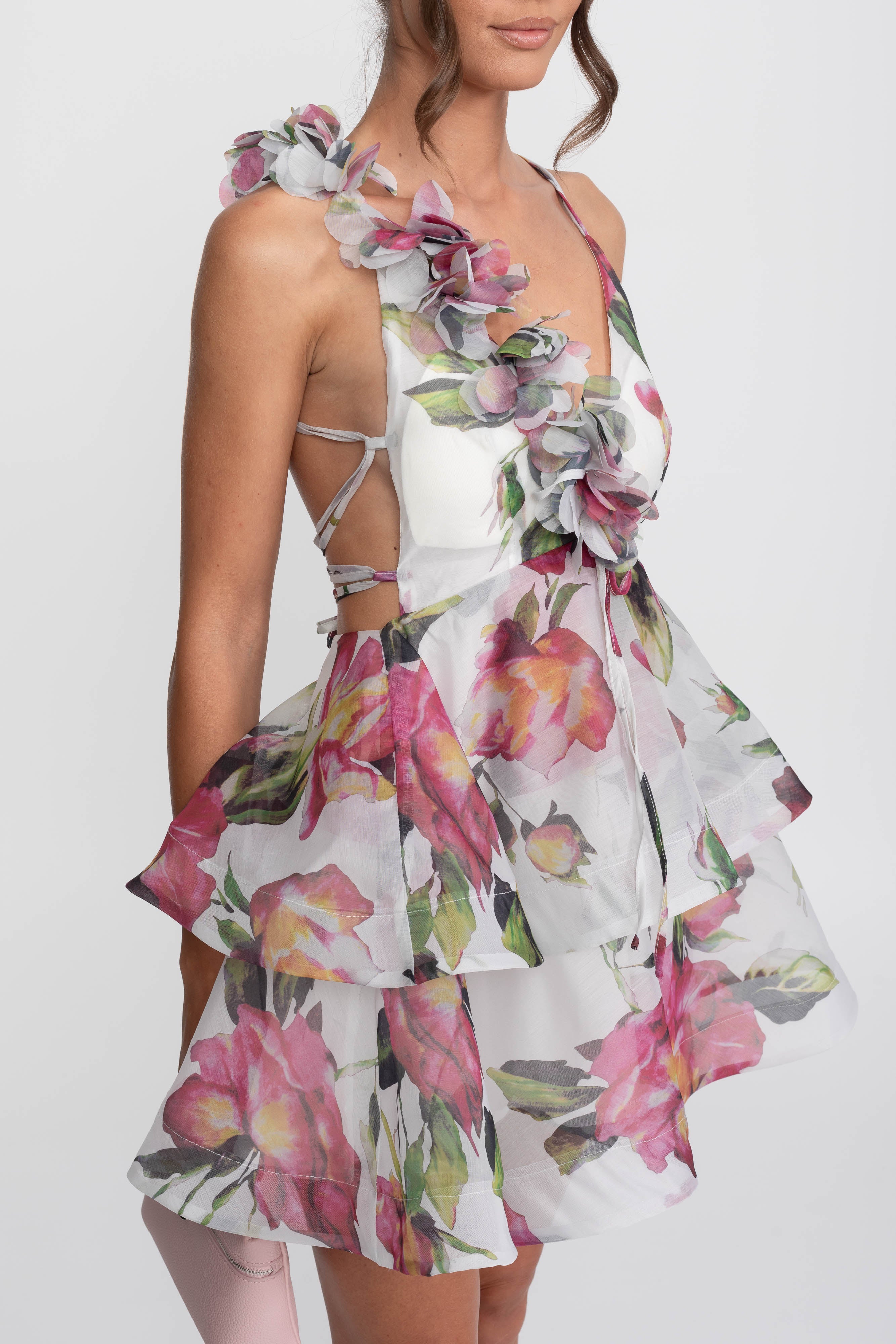 Robe mini à imprimé floral à étages avec bretelle à volant - Blanc