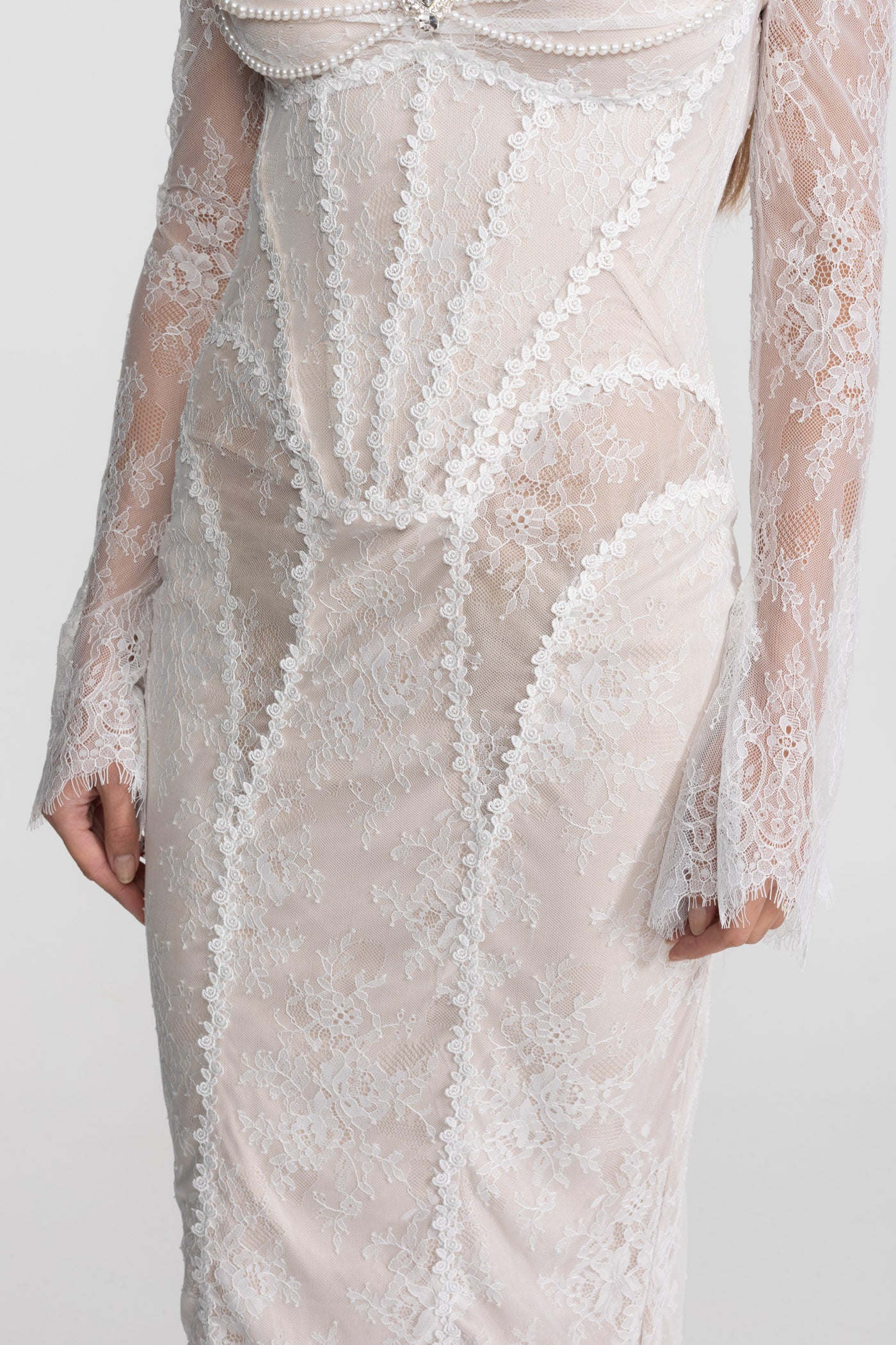 Robe midi en dentelle à épaules dénudées avec bustier orné de perles - Ivoire