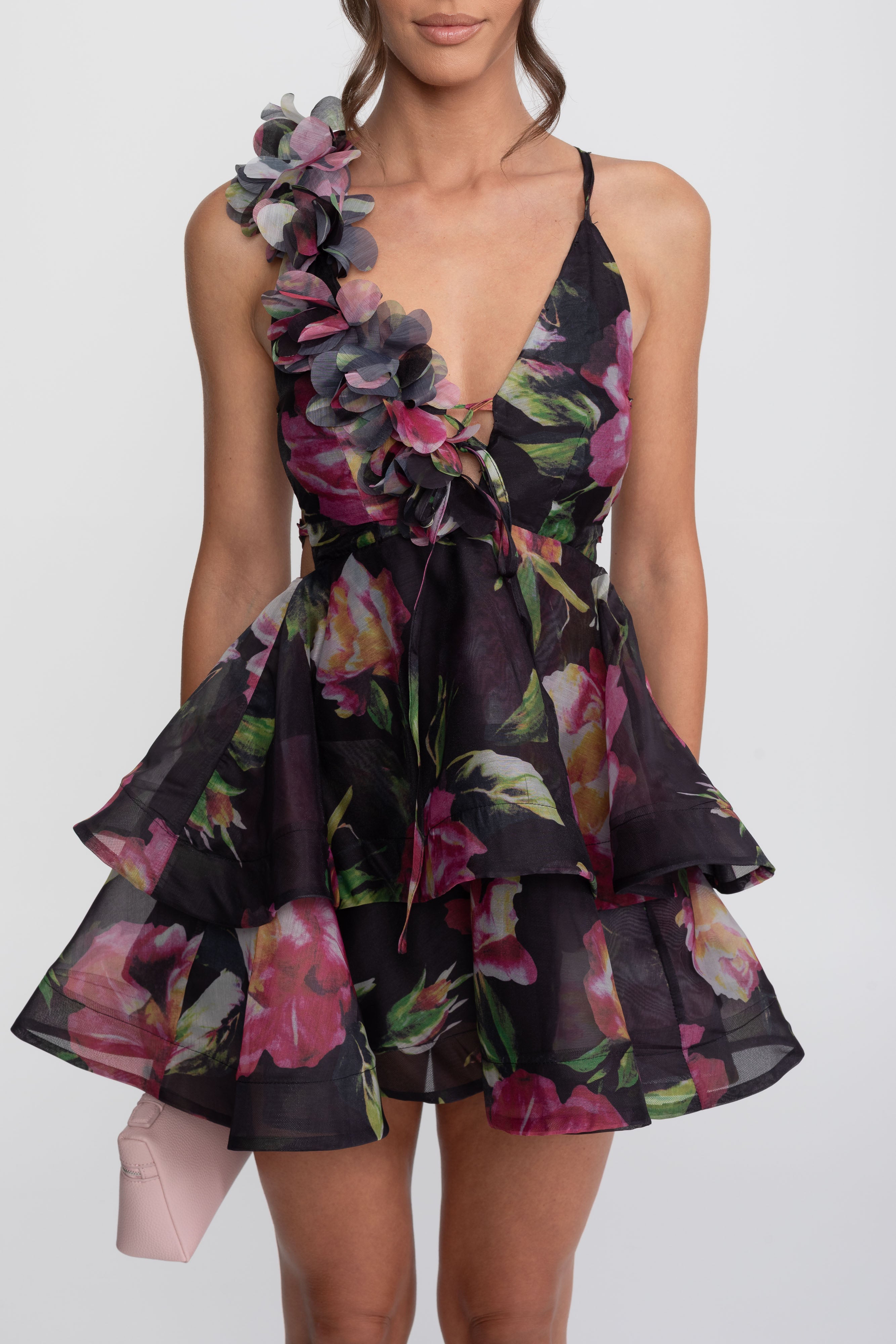 Robe mini à volants à imprimé floral avec bretelle à volant - Noir