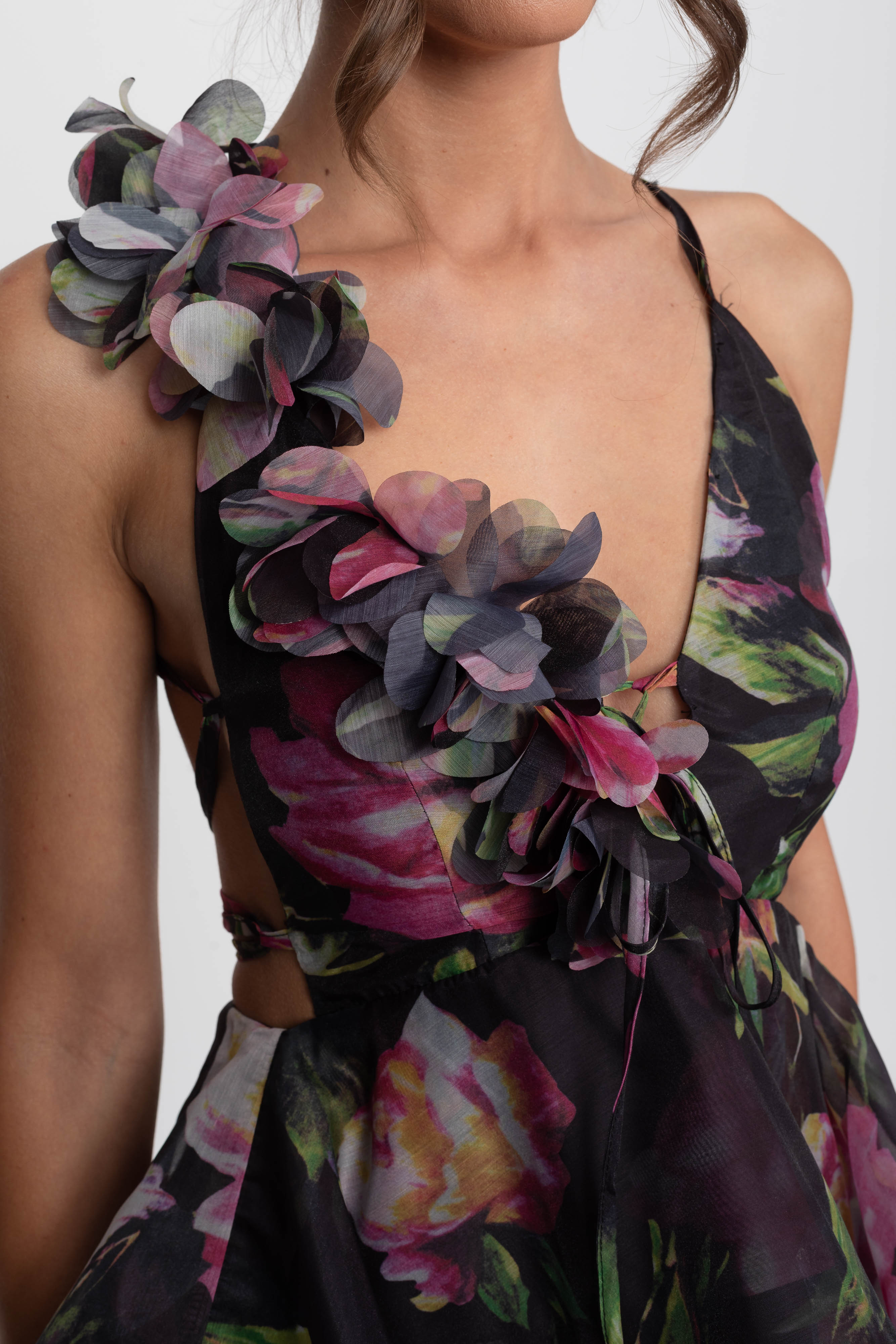 Robe mini à volants à imprimé floral avec bretelle à volant - Noir