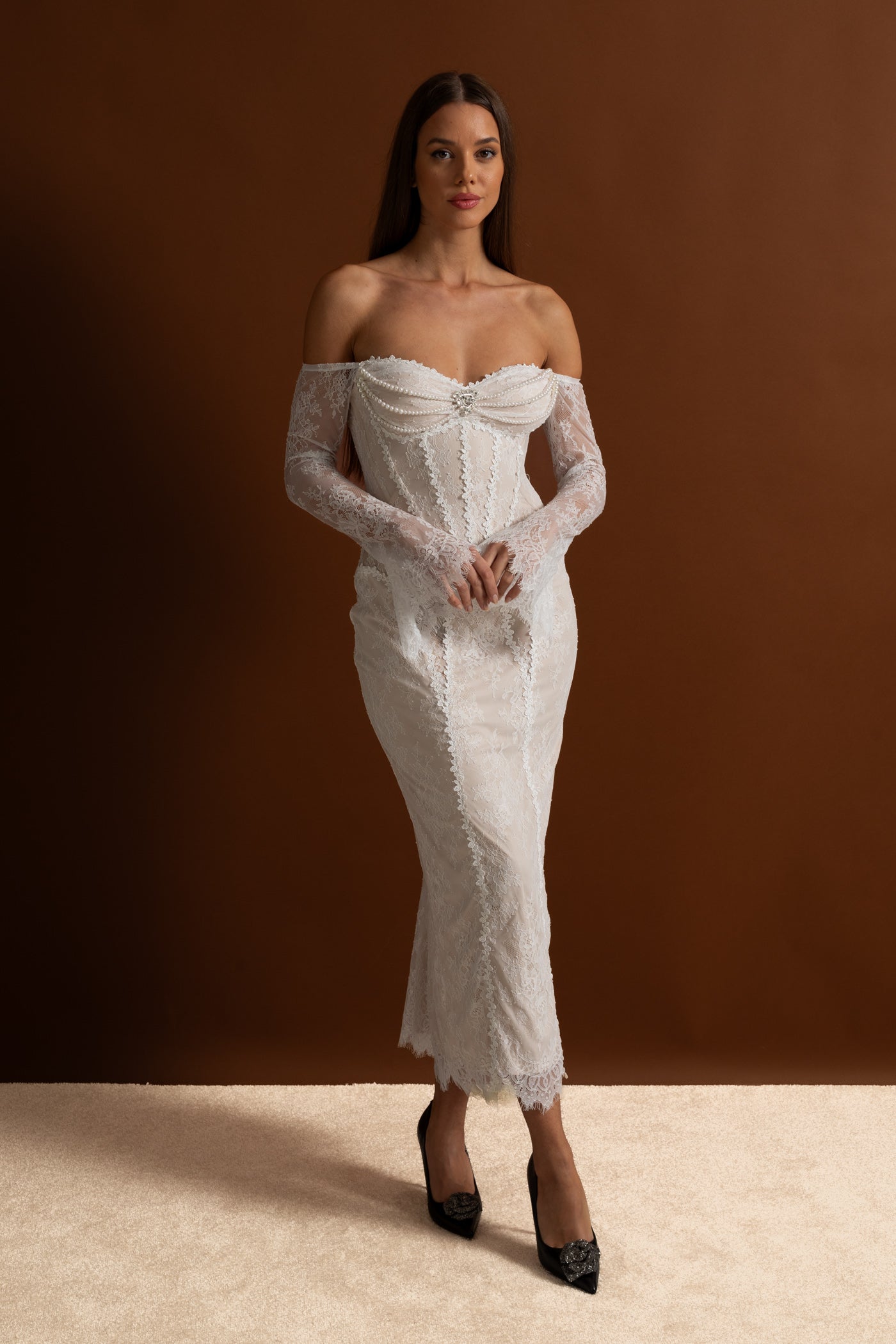 Robe midi en dentelle à épaules dénudées avec bustier orné de perles - Ivoire