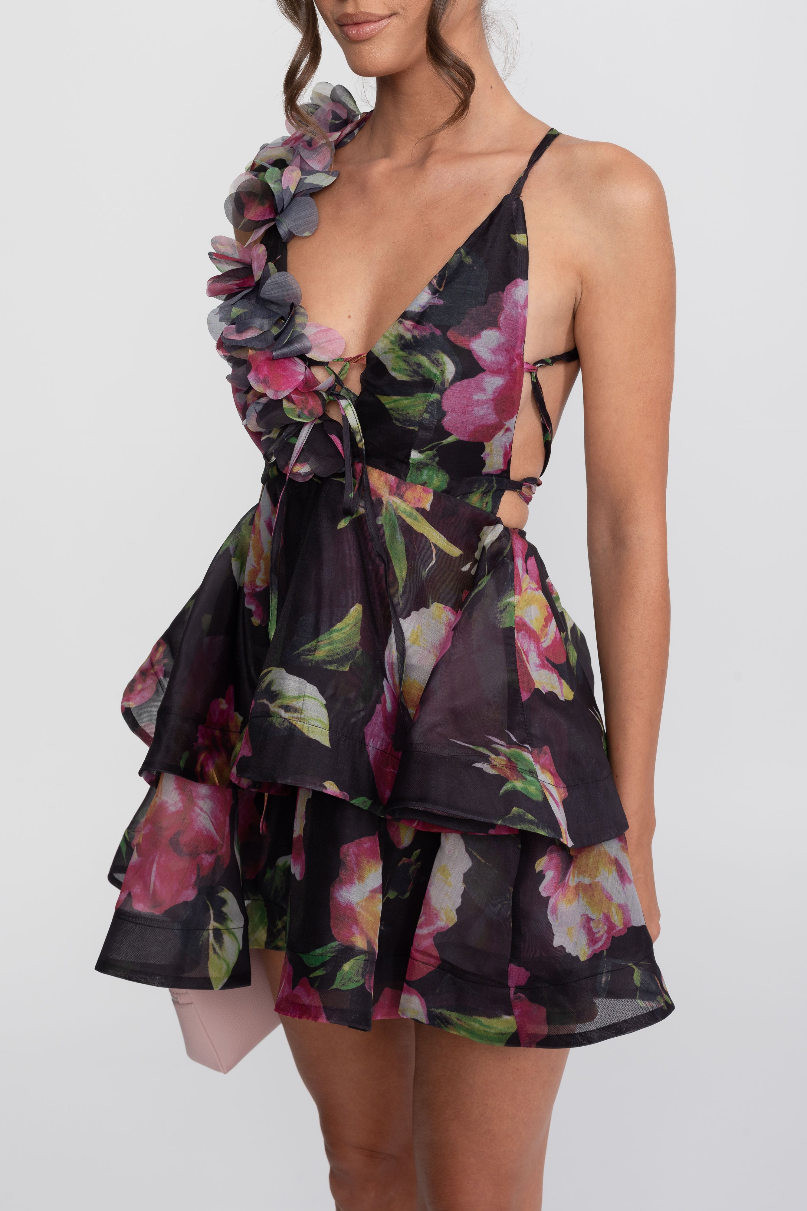 Robe mini à volants à imprimé floral avec bretelle à volant - Noir