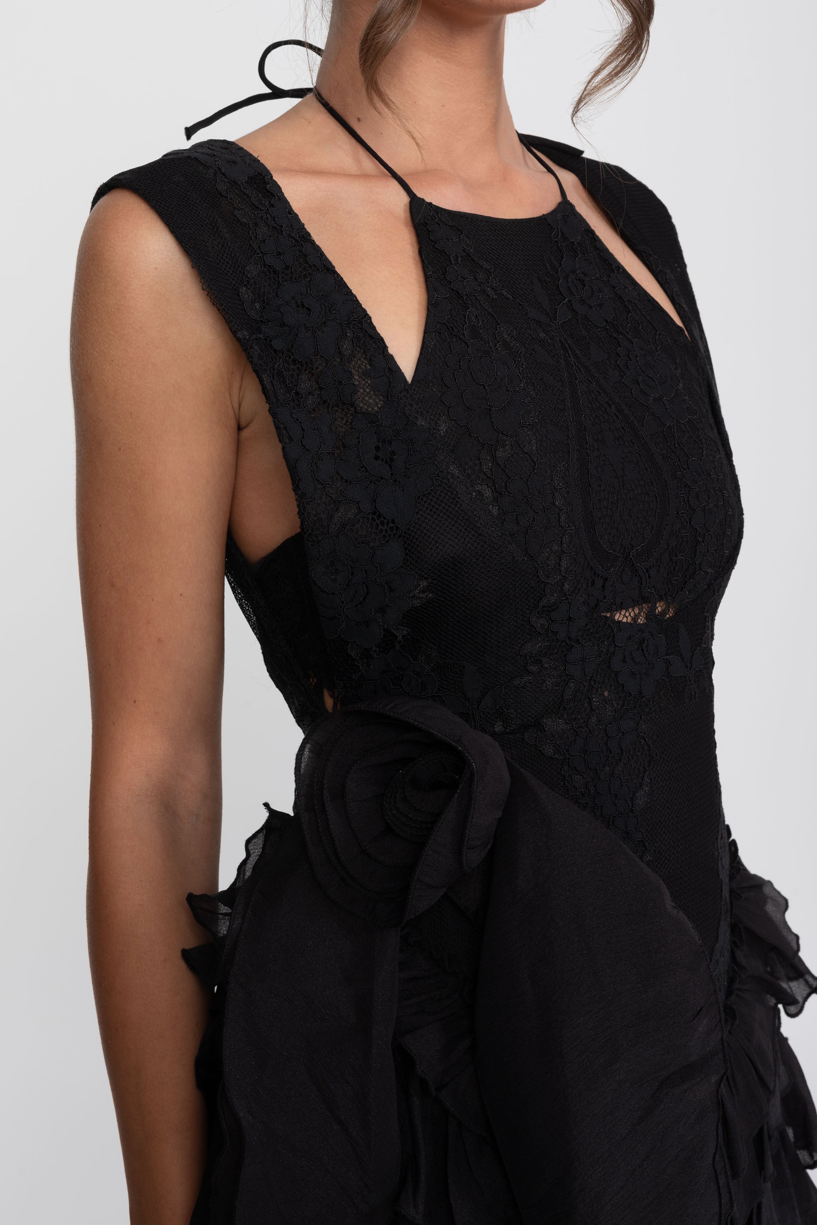 Robe mini en dentelle à col halter avec rosette et jupe à volants - Noir