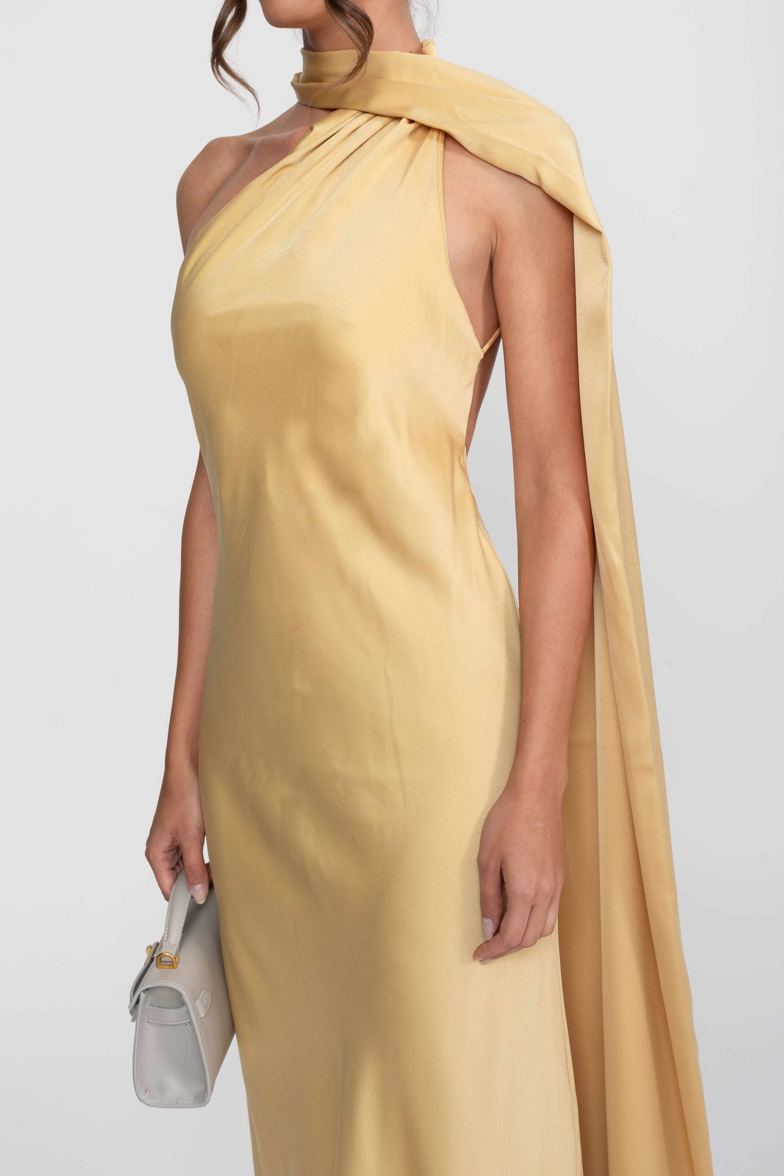 Robe nuisette en satin à col licou torsadé avec encolure asymétrique - Jaune