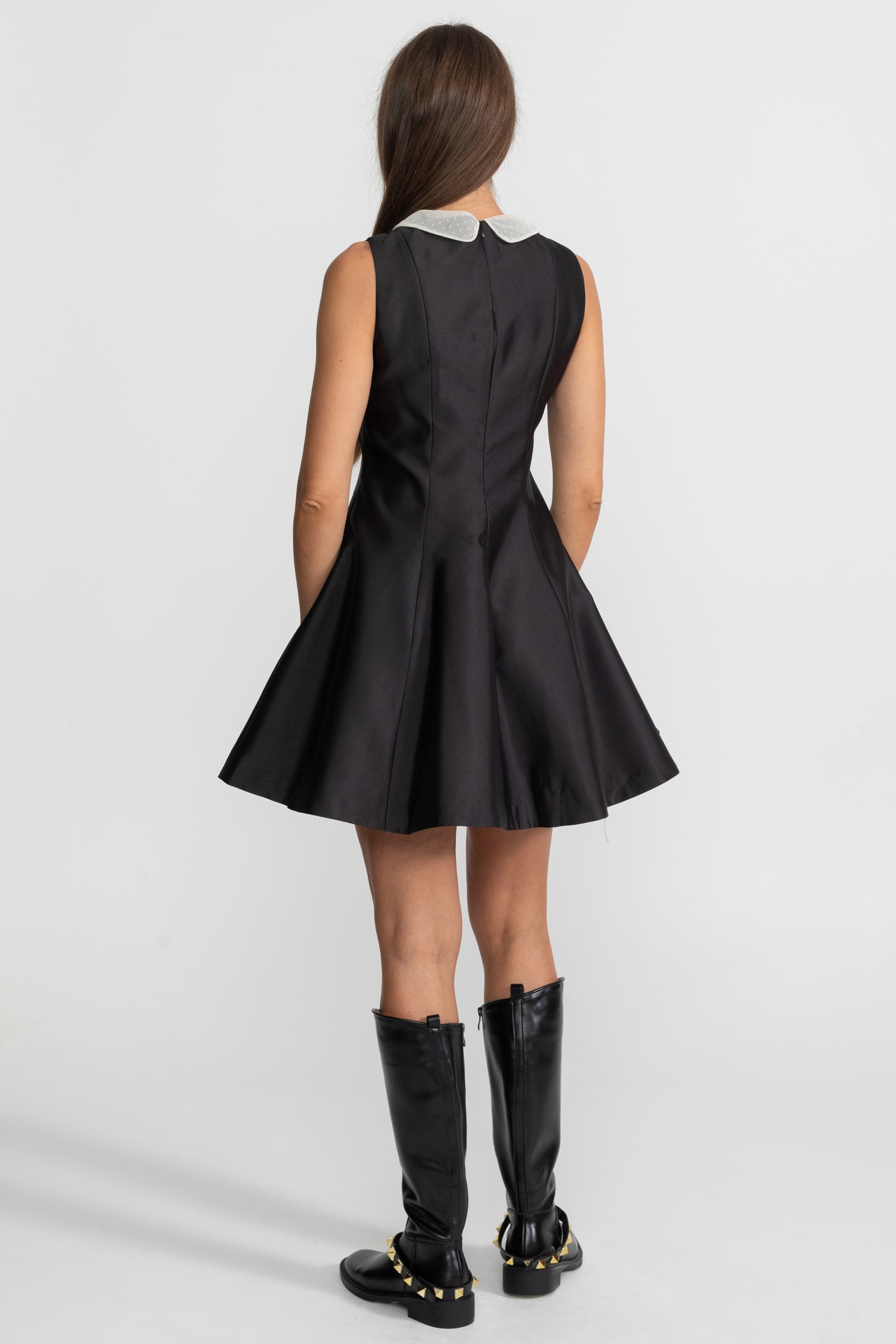 Robe courte ligne A avec plastron en dentelle – Noir