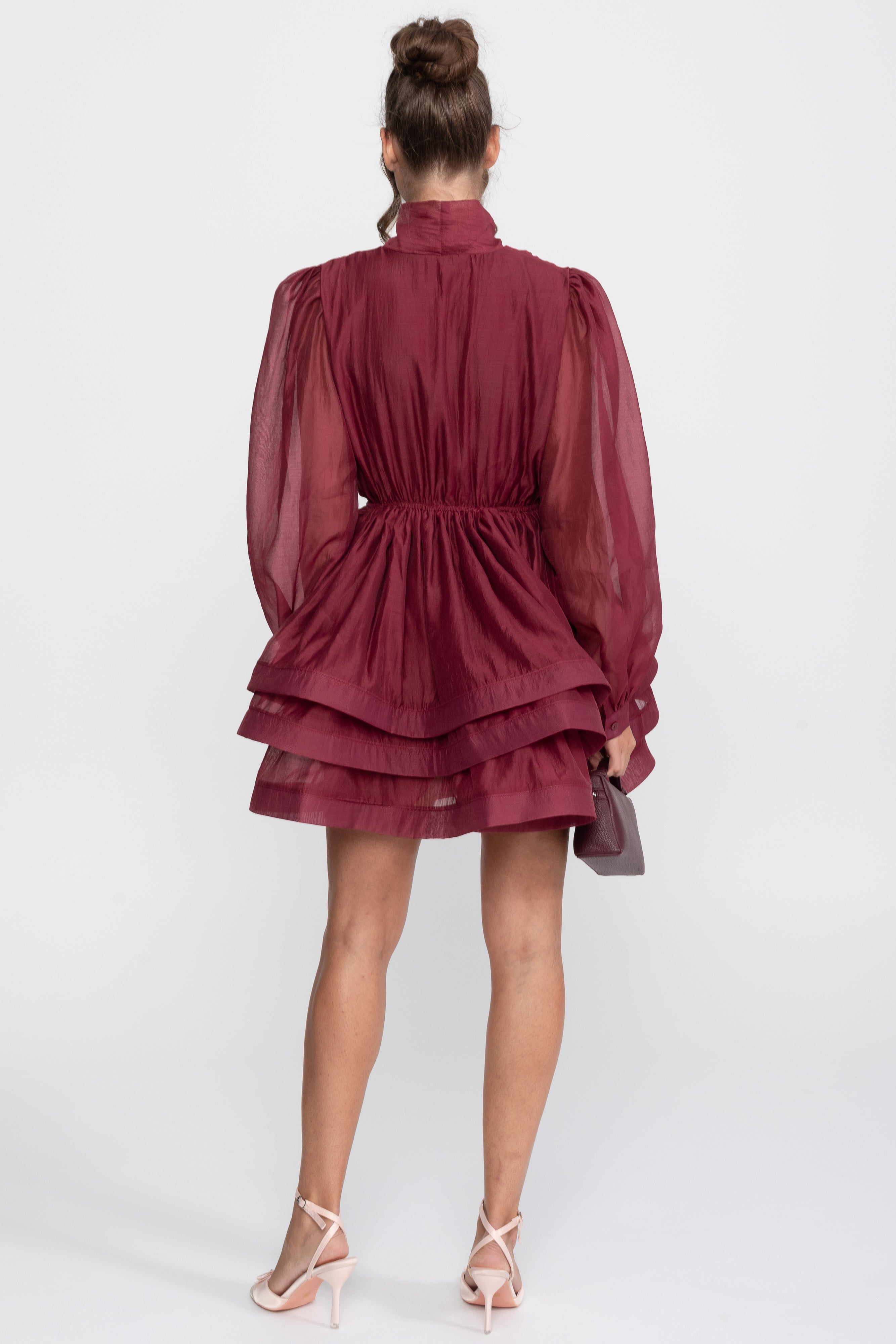 Robe mini à col montant avec manches bouffantes, jupe à volants à étages et nœud - Wine