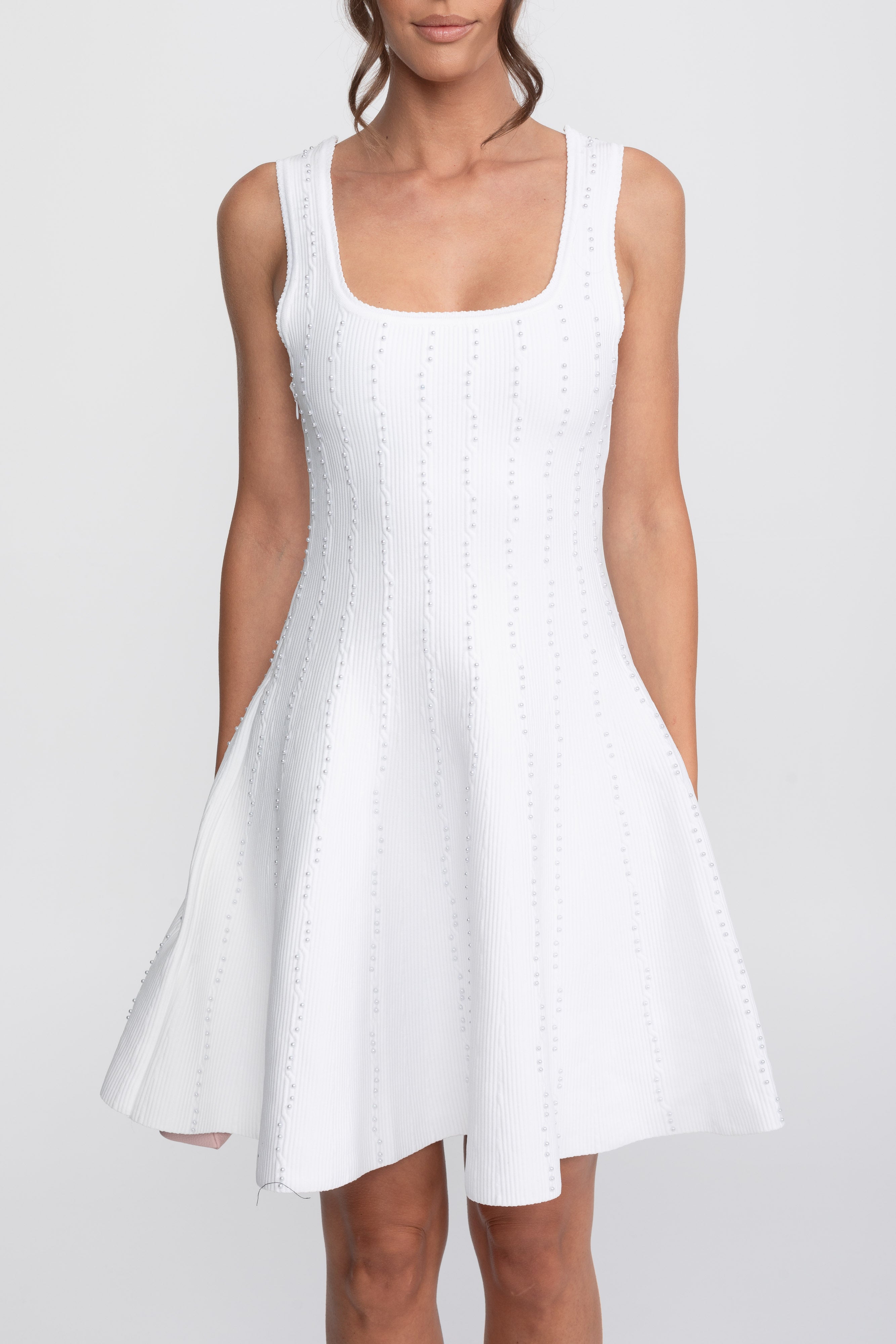 Robe courte côtelée à col carré ornée de perles - Blanc