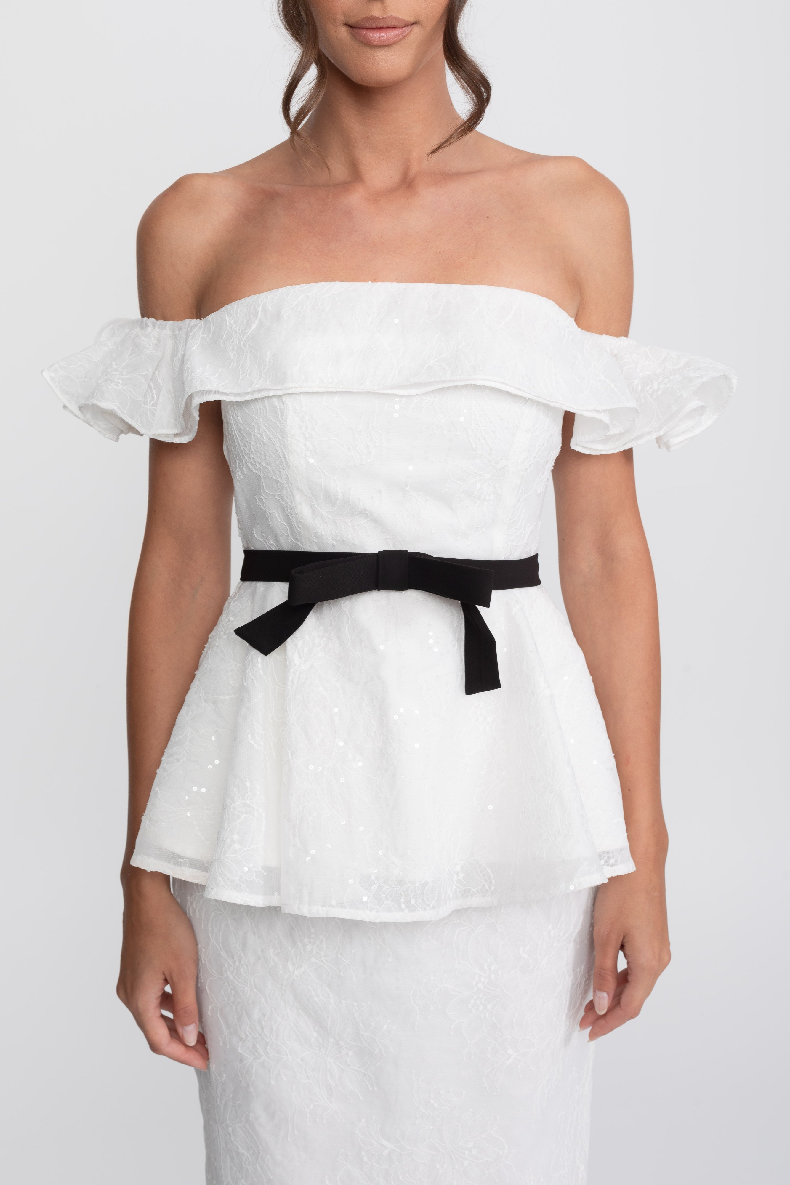 Ensemble top et jupe péplum à épaules dénudées avec ceinture ruban noire - Blanc