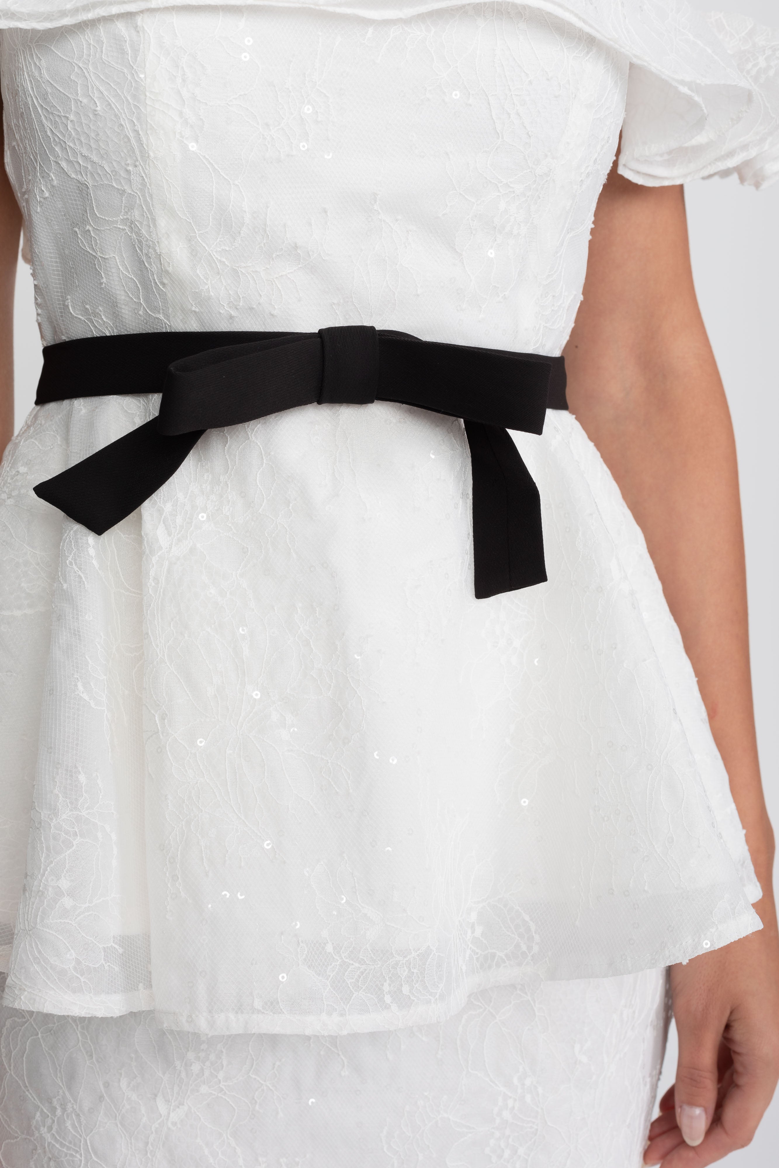 Ensemble top et jupe péplum à épaules dénudées avec ceinture ruban noire - Blanc
