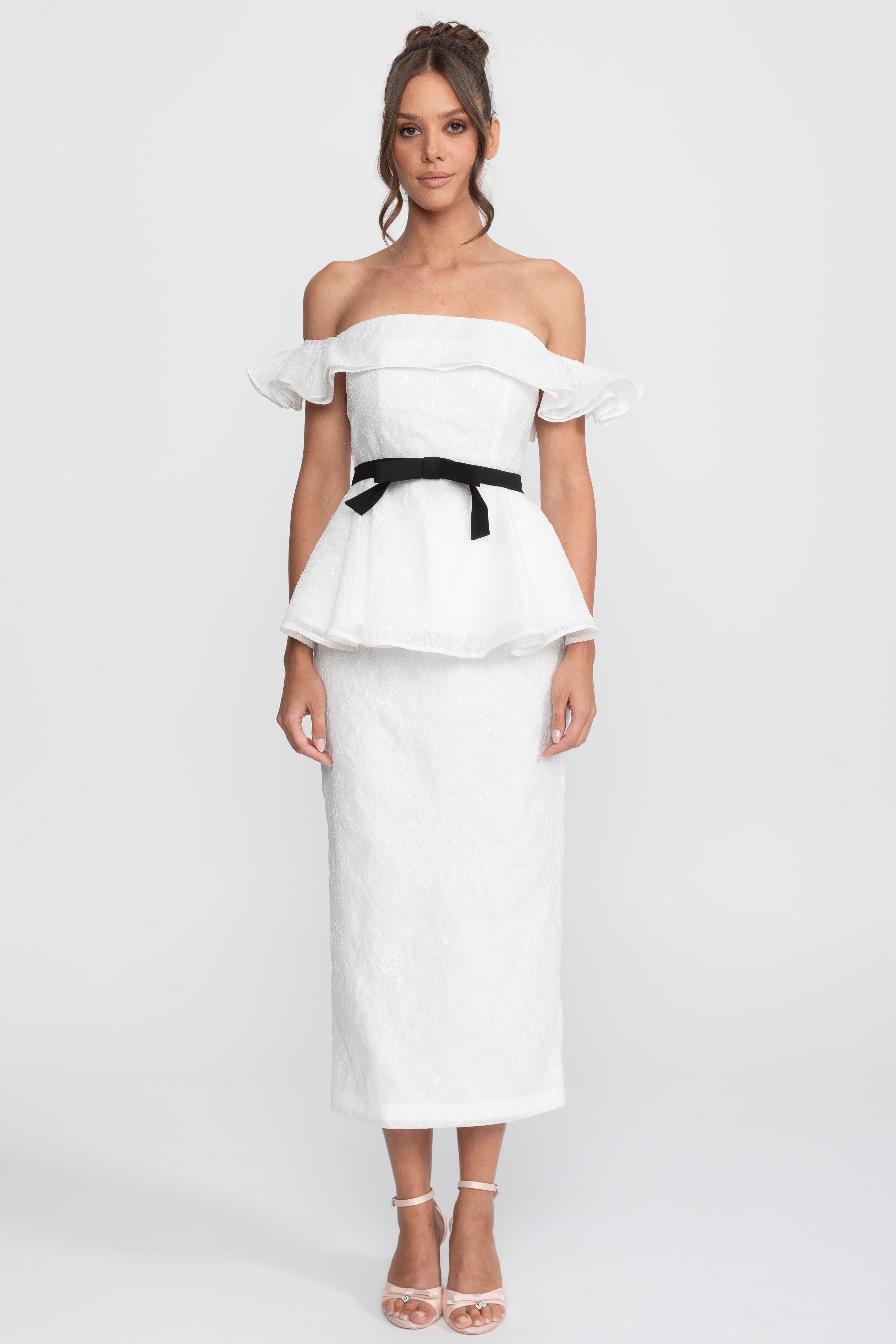 Ensemble top et jupe péplum à épaules dénudées avec ceinture ruban noire - Blanc