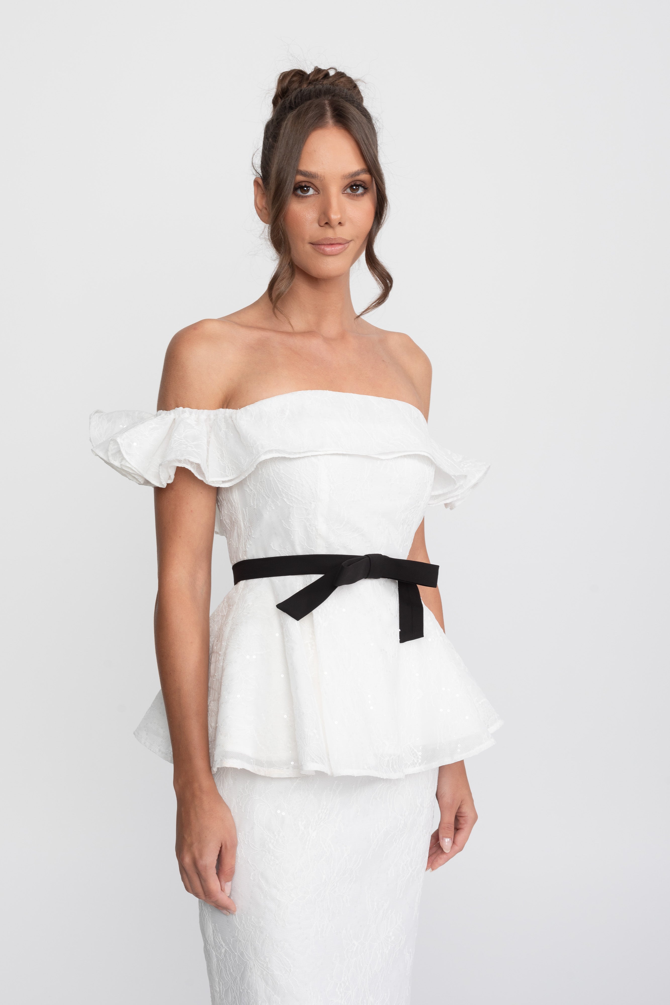 Ensemble top et jupe péplum à épaules dénudées avec ceinture ruban noire - Blanc